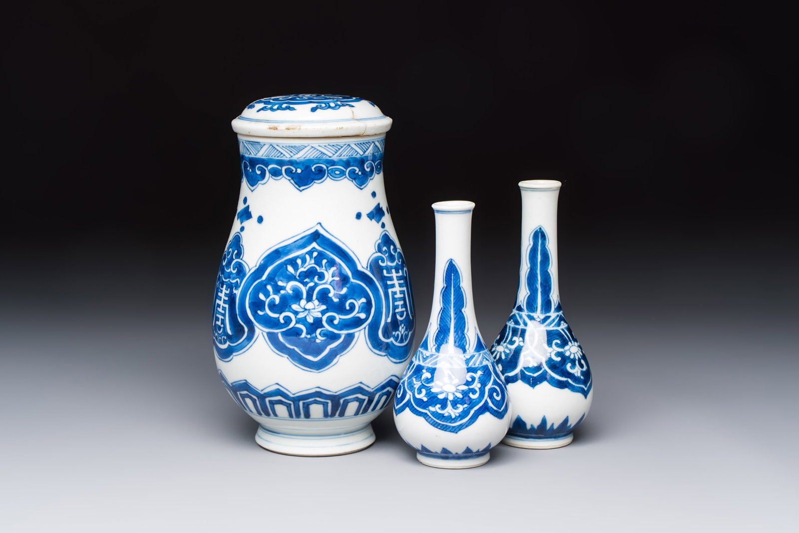 A Chinese blue and white covered vase and two bottle vases, Chenghua and jade marks, Kangxi (1 of 13)