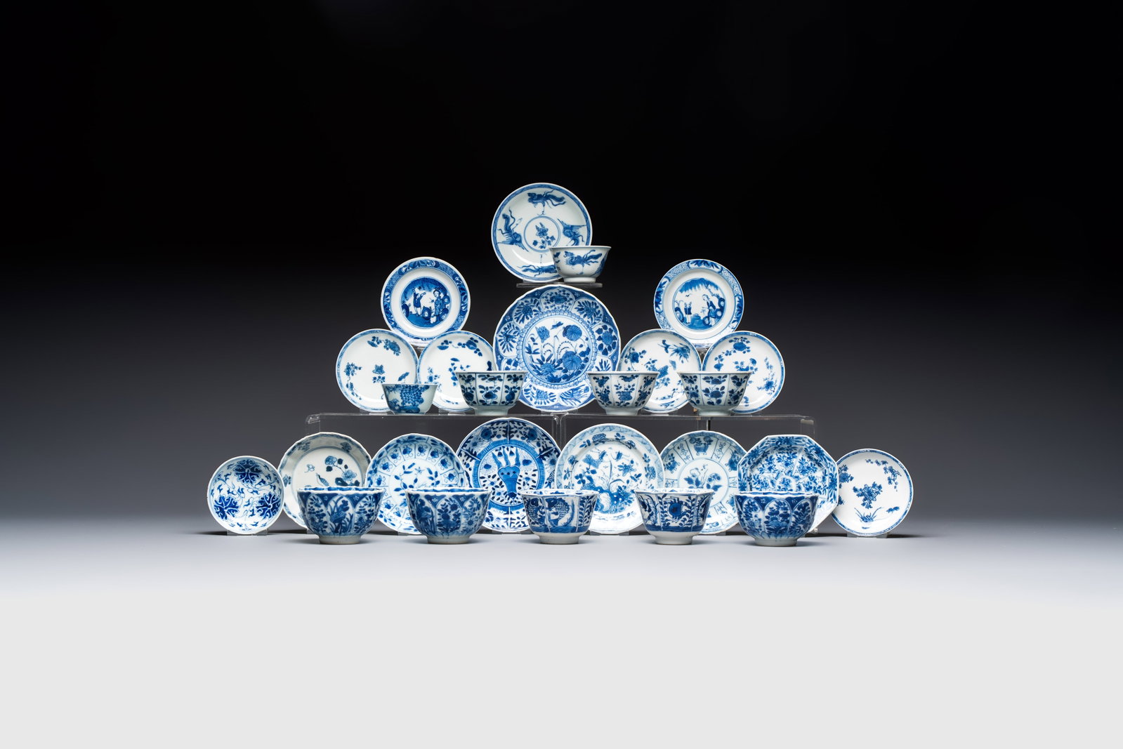 10 Chinese blue and white cups and 16 saucers, Kangxi and later: 10 Chinese blue and white cups and 16 saucers, Kangxi and later Dia.: 14,3 cm (the largest saucer) Dia.: 8,9 cm - H.: 5,5 cm (the largest cup) Dia.: 8,2 cm (the smallest saucer) Dia.: 6,3 cm - H.: 3,4
