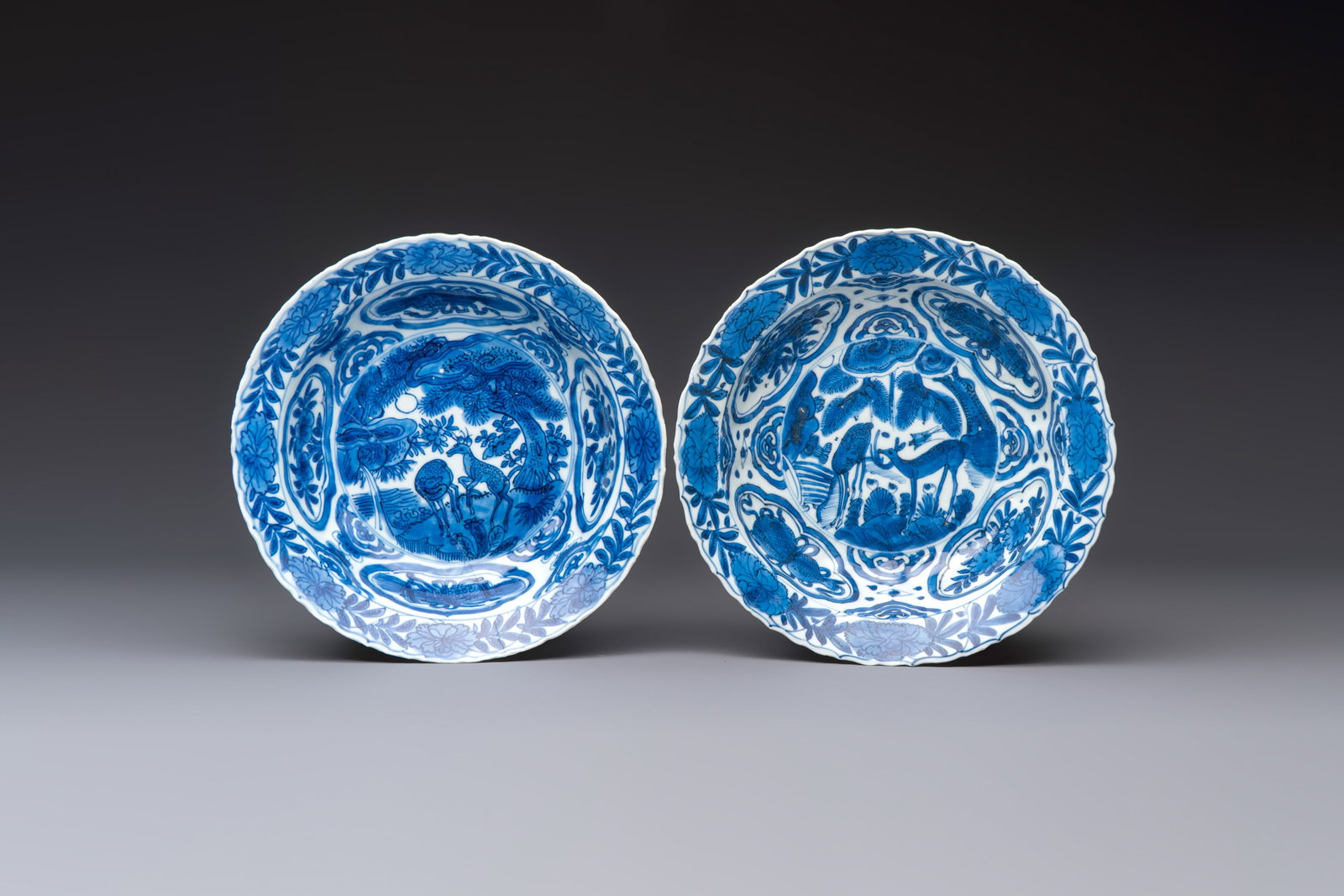 A pair of Chinese blue and white 'Klapmuts' bowls with deer design, Wanli: A pair of Chinese blue and white 'Klapmuts' bowls with deer design, Wanli Dia.: 21,2 cm - H.: 5,6 cm