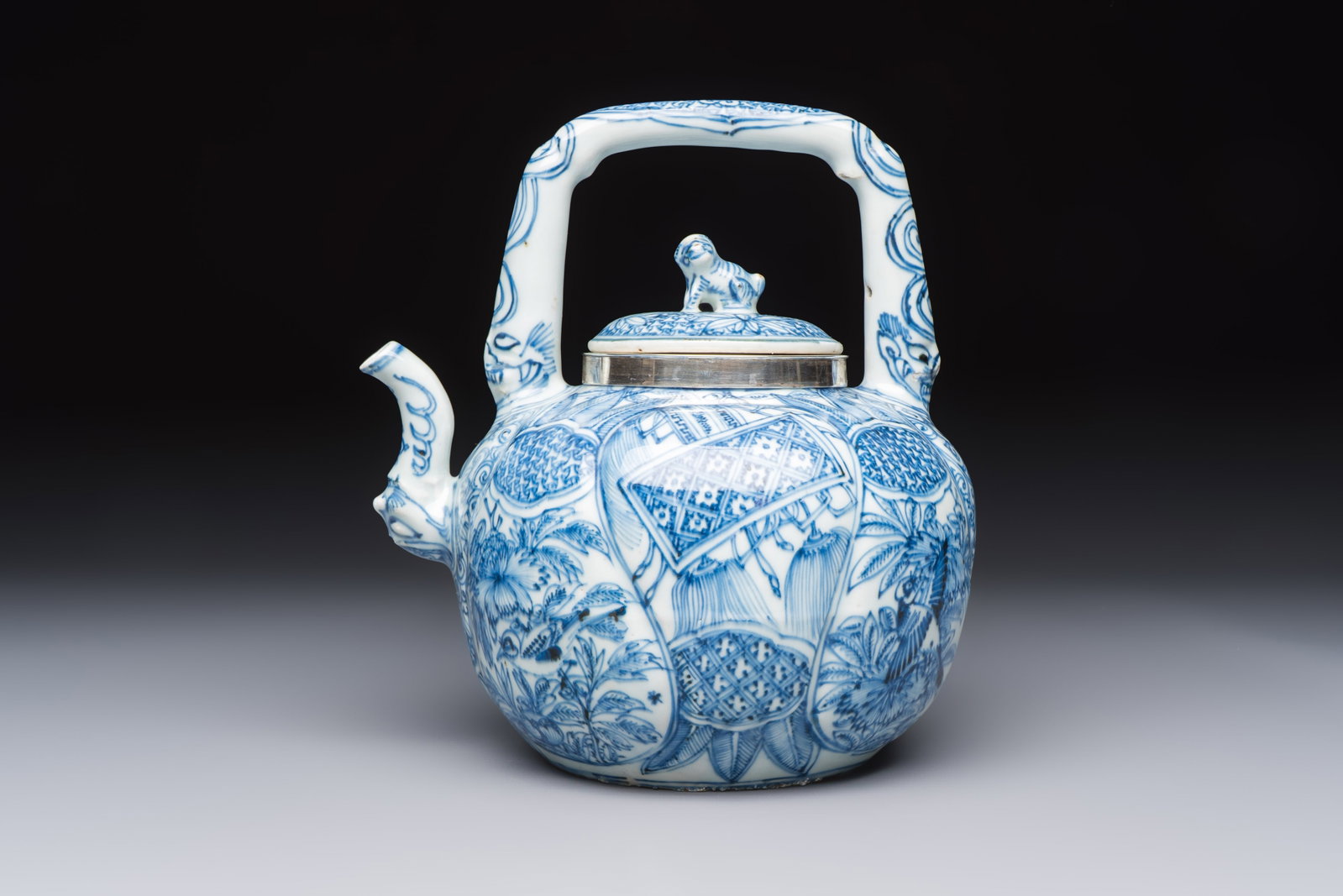 A silver-mounted Chinese blue and white wine pot, Wanli: A silver-mounted Chinese blue and white wine pot, Wanli L.: 17,4 cm - H.: 19,4 cm Ref.: - The Ashmolean museum, Oxford, UK, acc.no. EA1978.1941 for a closely comparable, silver-mounted example.
