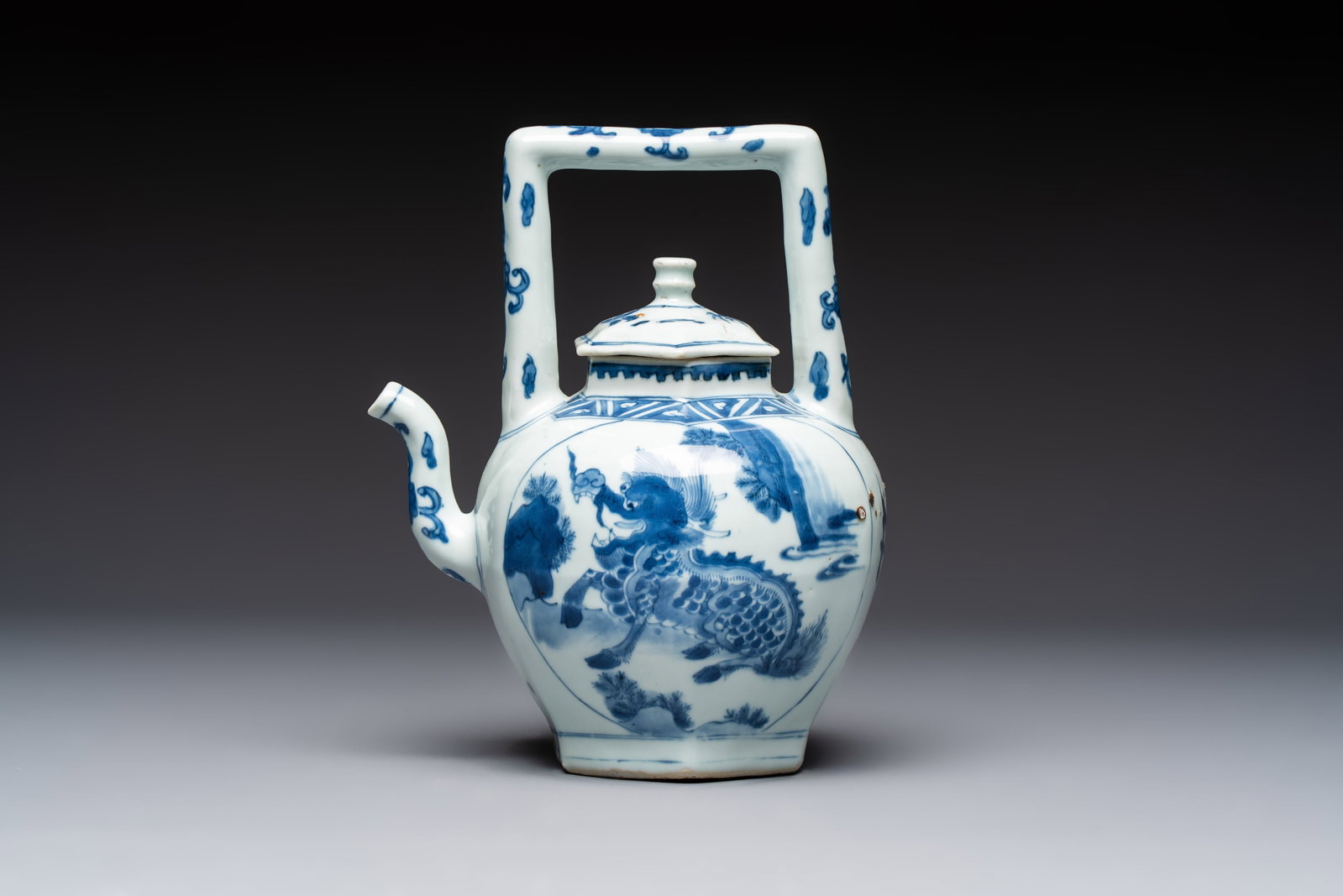 A Chinese blue and white 'Mythical Beasts' wine pot and cover, Transitional period: A Chinese blue and white 'Mythical Beasts' wine pot and cover, Transitional period L.: 21 cm - H.: 26,5 cm