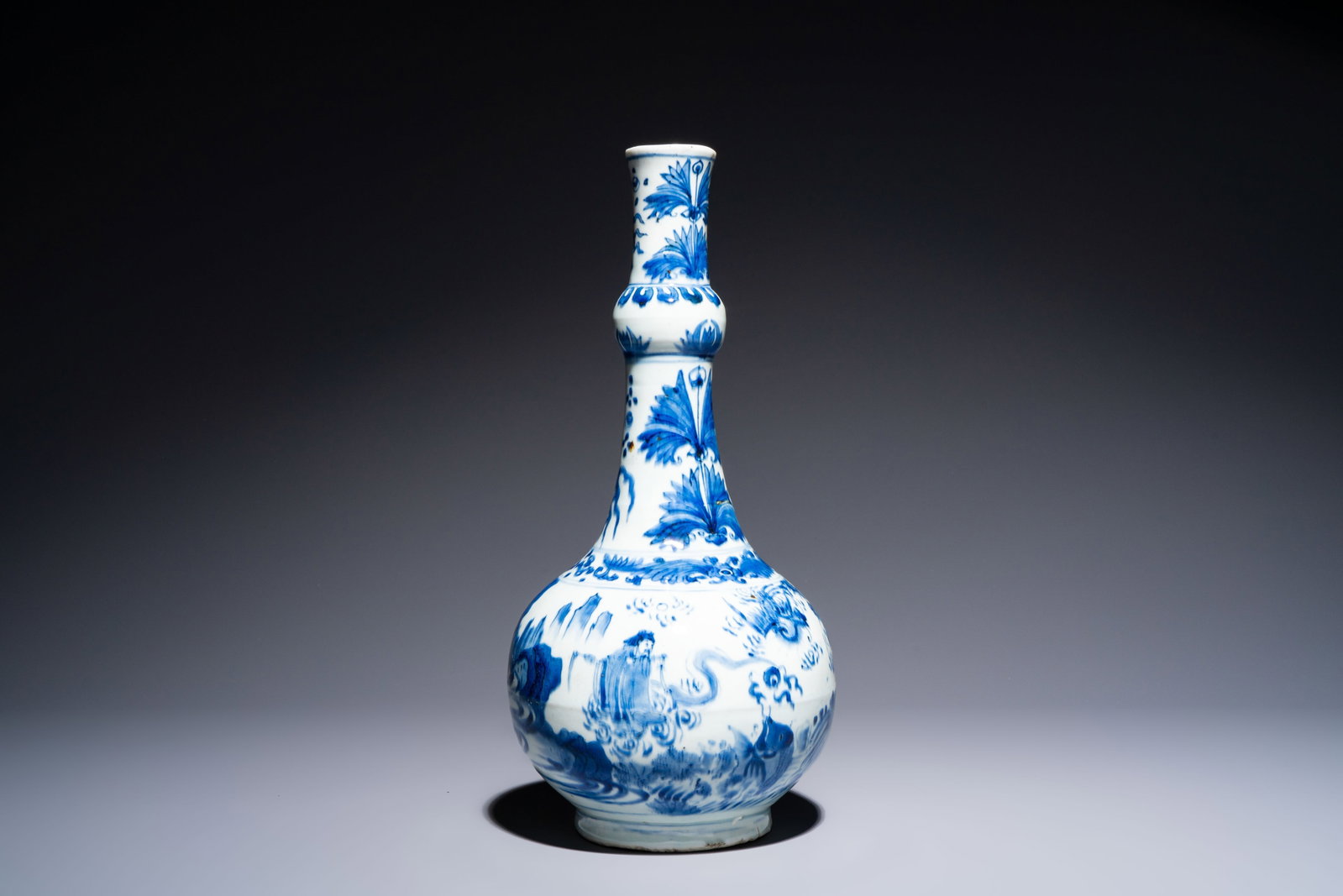 A rare Chinese blue and white bottle vase with narrative design, Transitional period (1 of 8)
