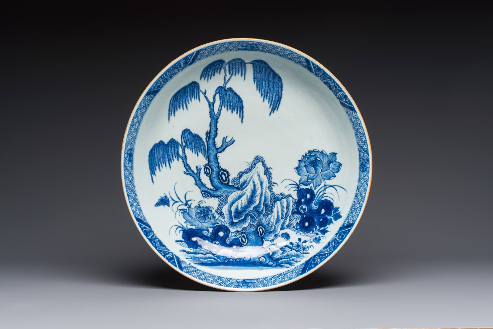 A Chinese blue and white 'Willow and Lotus' dish, Qianlong: A Chinese blue and white 'Willow and Lotus' dish, Qianlong Dia.: 44,4 cm