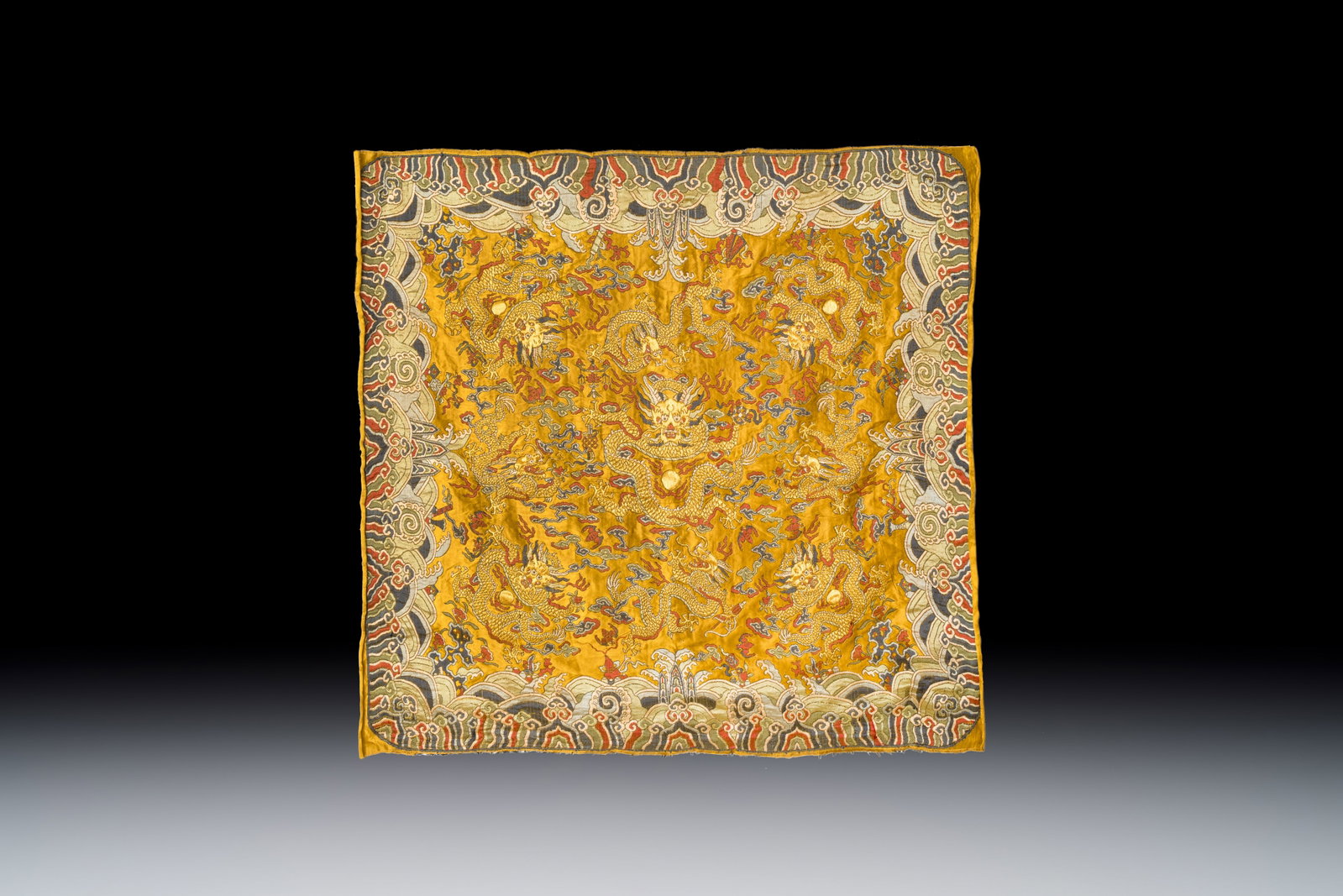 A Chinese yellow-ground kesi silk 'Dragon' panel, 18/19th C.: A Chinese yellow-ground kesi silk 'Dragon' panel, 18/19th C. Dim.: 75 x 77 cm