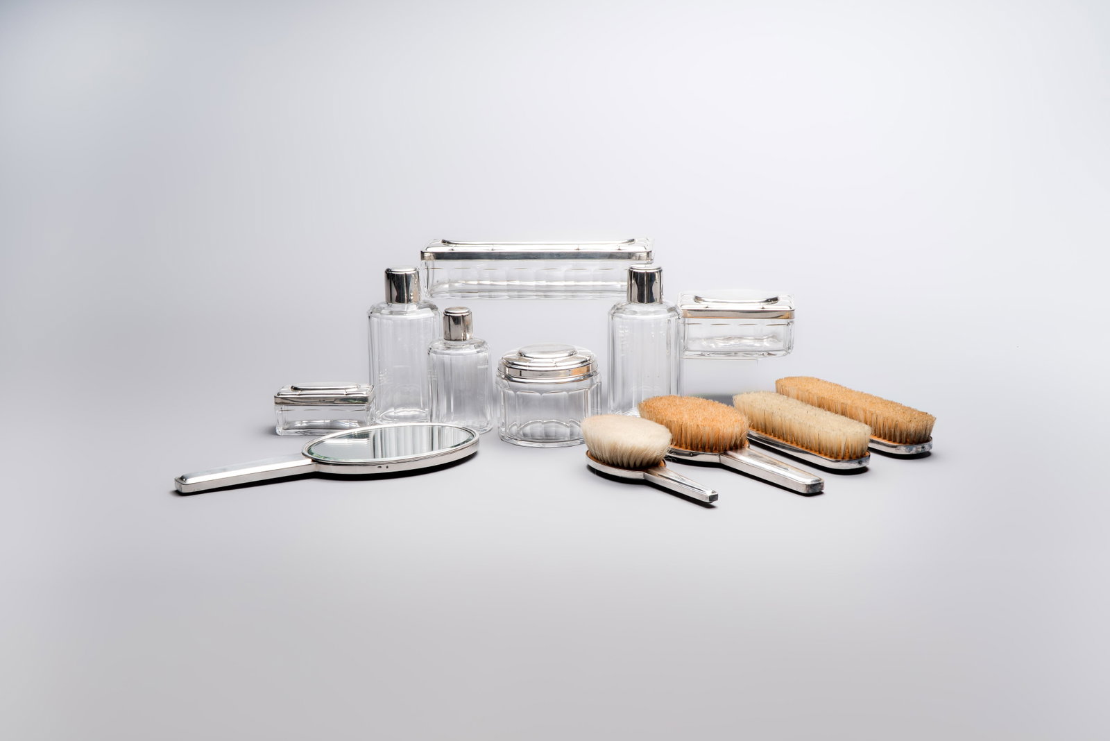 An Art Deco 12-piece silver toiletry set, Wolfers Frères, Brussels, 20th C.: An Art Deco 12-piece silver toiletry set, Wolfers Frères, Brussels, 20th C. Dim.: 21 x 7 x 4 cm (the tallest box and cover) Dim.: 8,4 x 4,4 x 3,2 cm (the smallest box and cover) H.: 14 cm (the talles