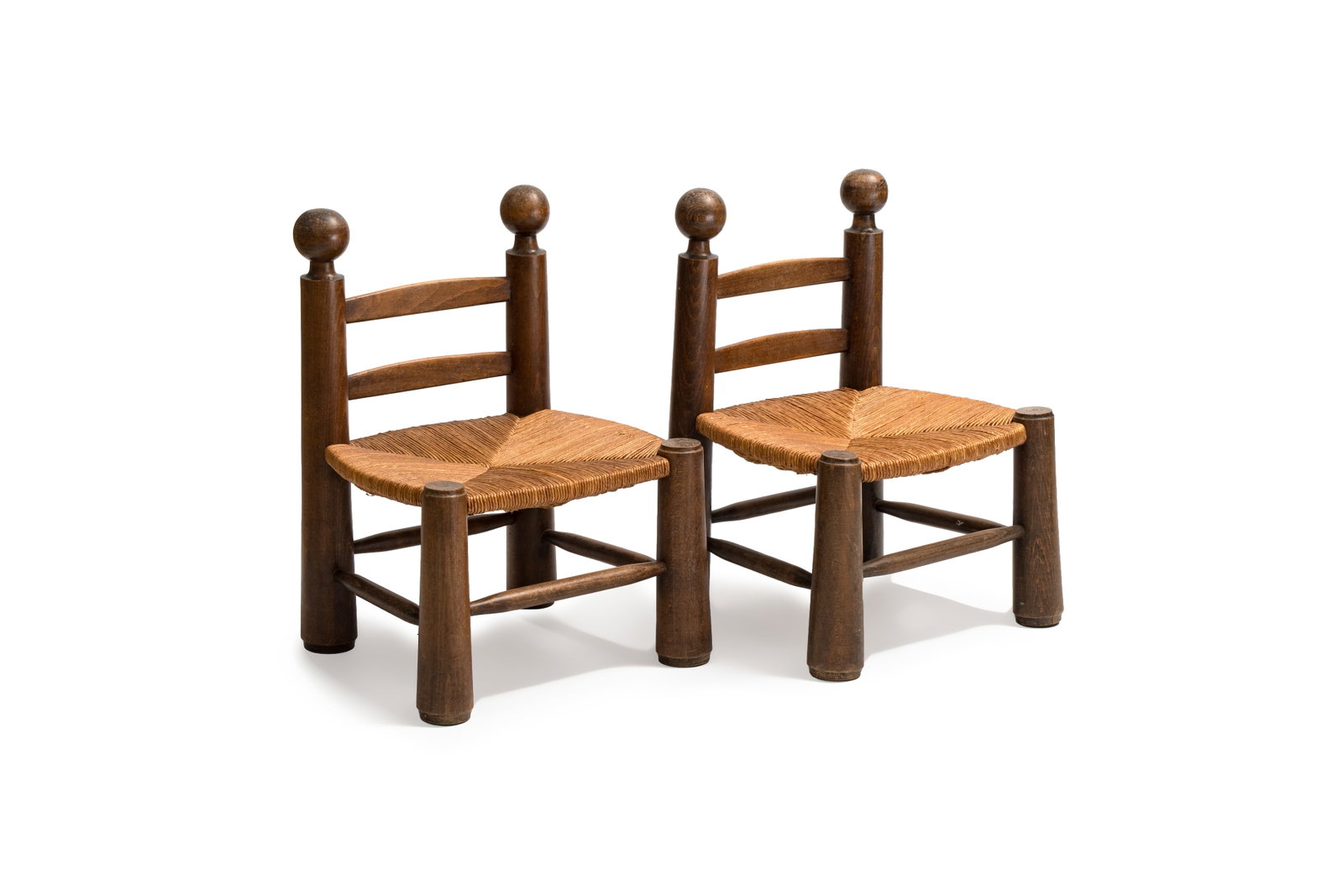A pair of chairs in oak and straw, attributed to Charles Dudouyt, France, mid 20th C.: A pair of chairs in oak and straw, attributed to Charles Dudouyt, France, mid 20th C. Dim.: 42 x 40,5 x 60,2 cm