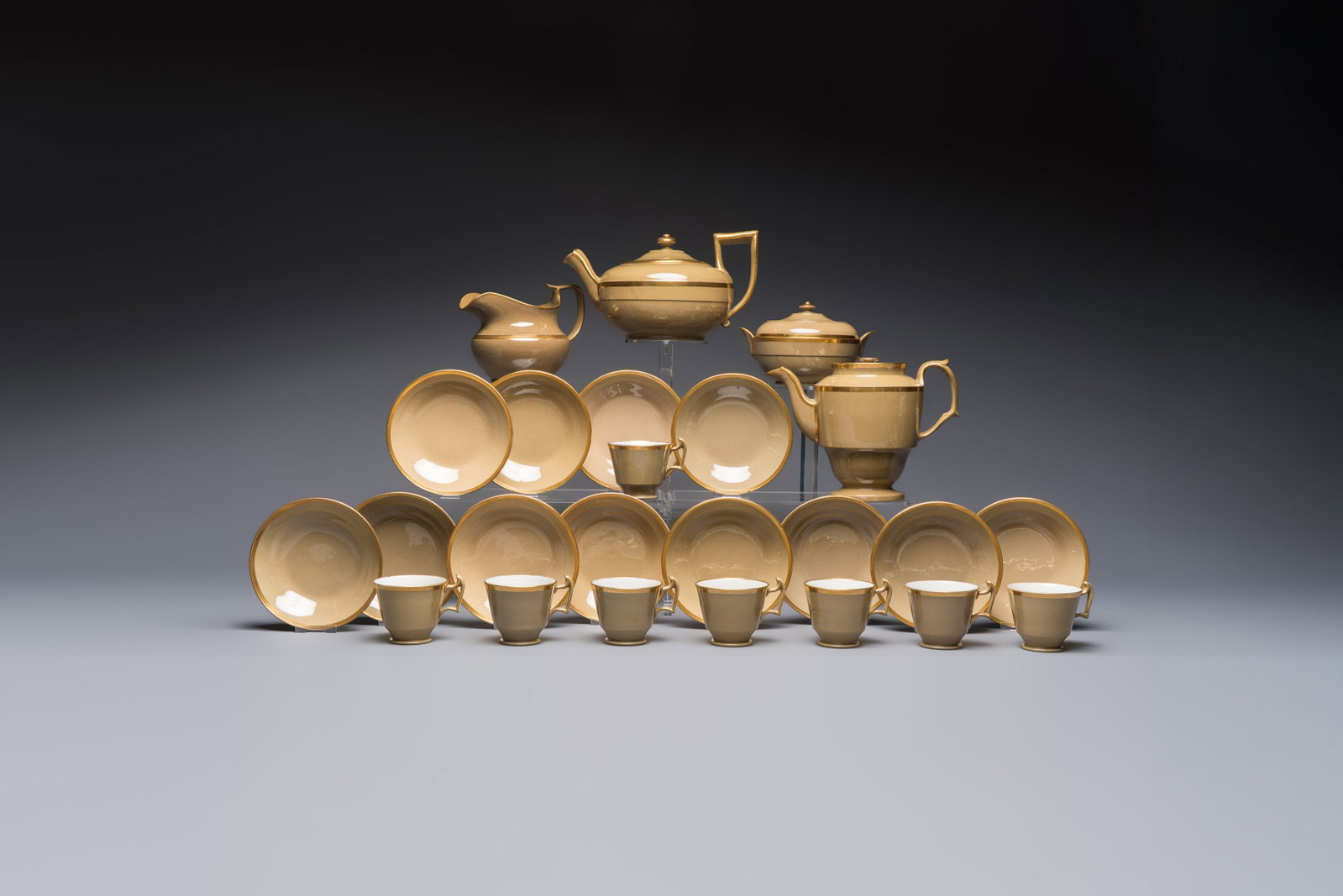 A 24-piece English Spode mocha-ground and gilt coffee and tea service, 19th C.: A 24-piece English Spode mocha-ground and gilt coffee and tea service, 19th C. L.: 20,9 cm - H.:15,5 cm (the tallest teapot) L.: 16,1 cm - H.: 9,5 cm (the bowl, incl. cover) L.: 8,4 cm - H.: 6,4 cm (t