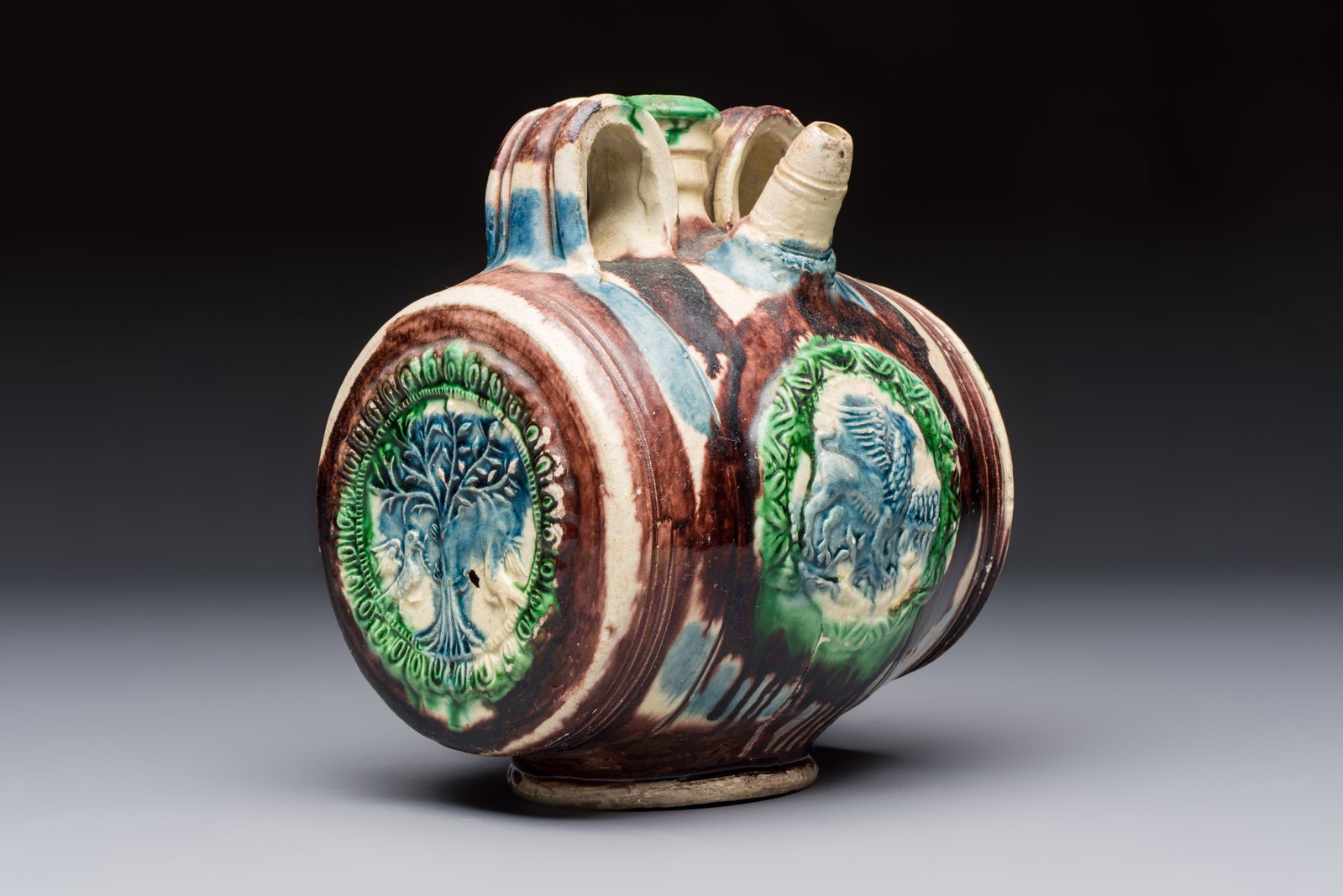 A polychrome Saintonge pottery barrel with a griffin, France, 16th C. (1 of 7)