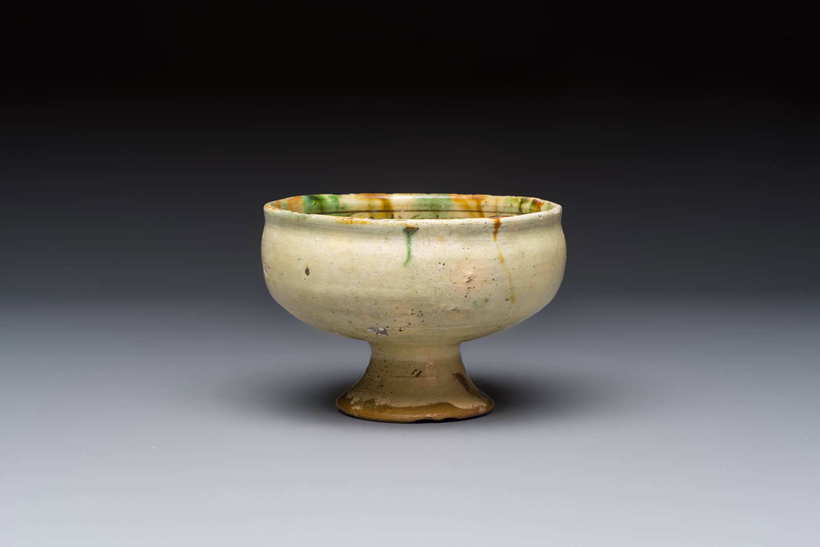 An Italian incised slipware footed bowl, 16/17th C. (1 of 7)