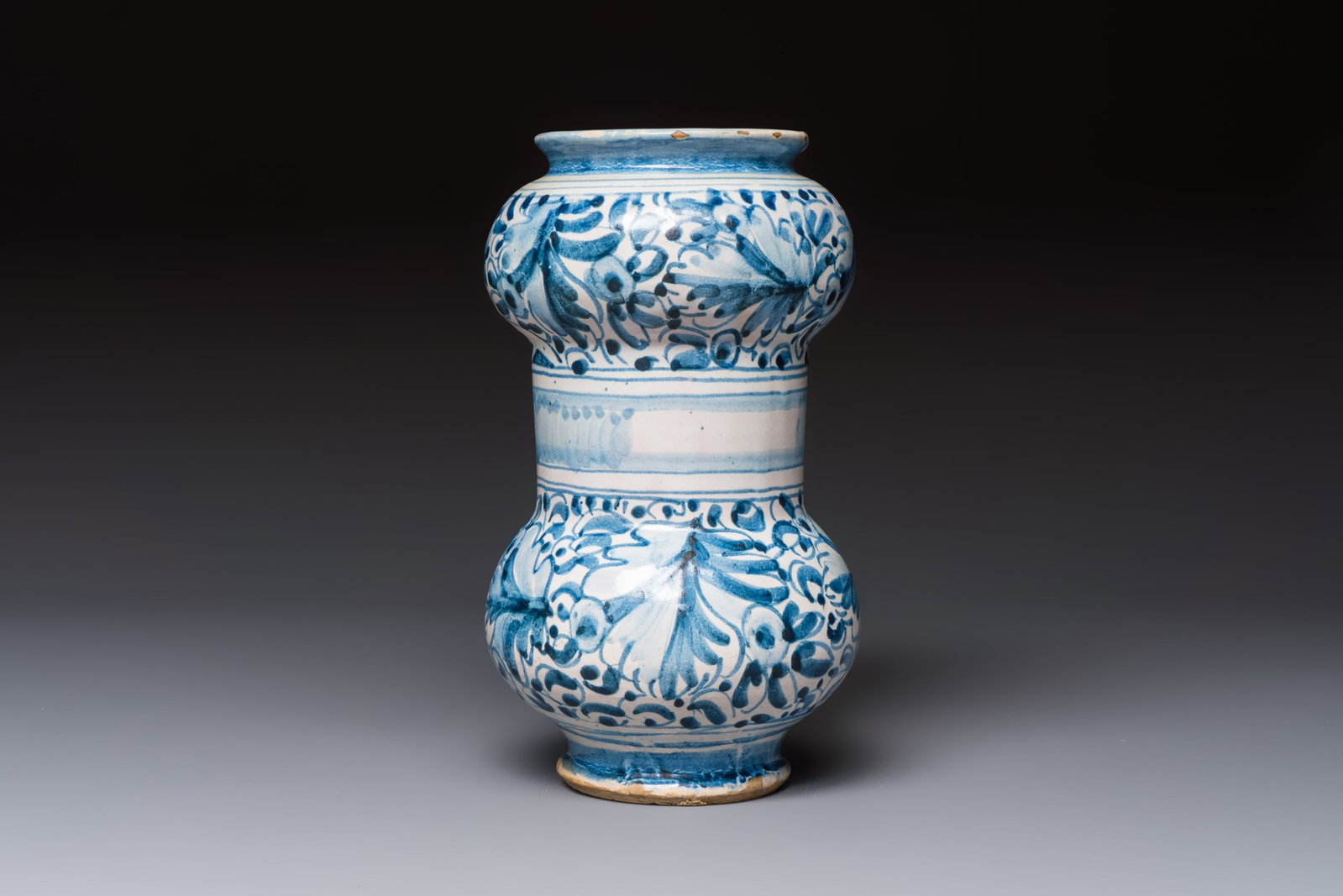 A blue and white Italian maiolica albarello with foliage design, 17/18th C. (1 of 6)