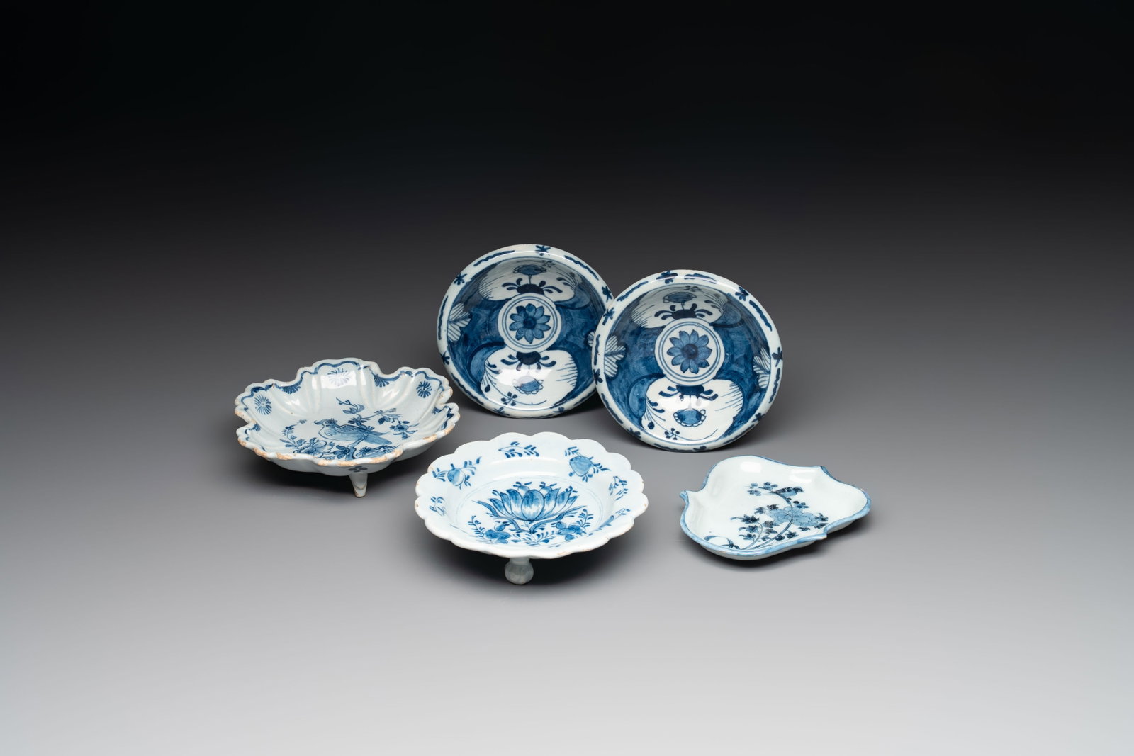 A pair of small blue and white Dutch Delft bowls, two tripod salts and a condiment dish, 17/18th C. (1 of 5)