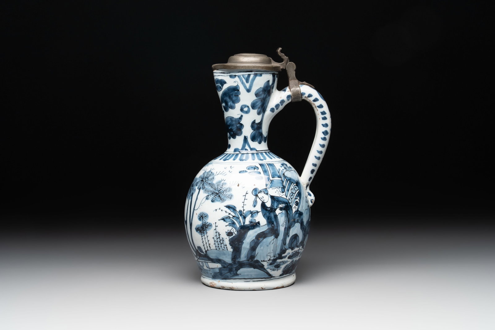 A blue and white Dutch Delft ewer with a mounted pewter lid, 17th C. (1 of 6)