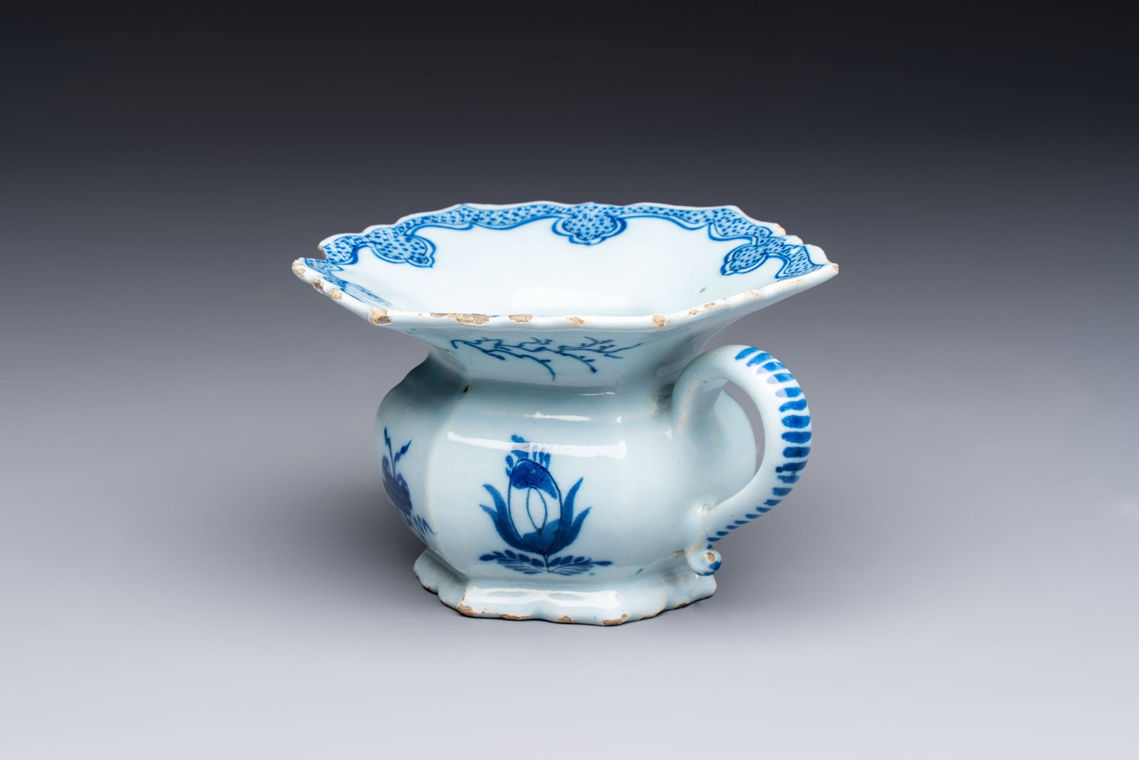 A blue and white Dutch Delft cuspidor or spittoon, 18th C. (1 of 7)