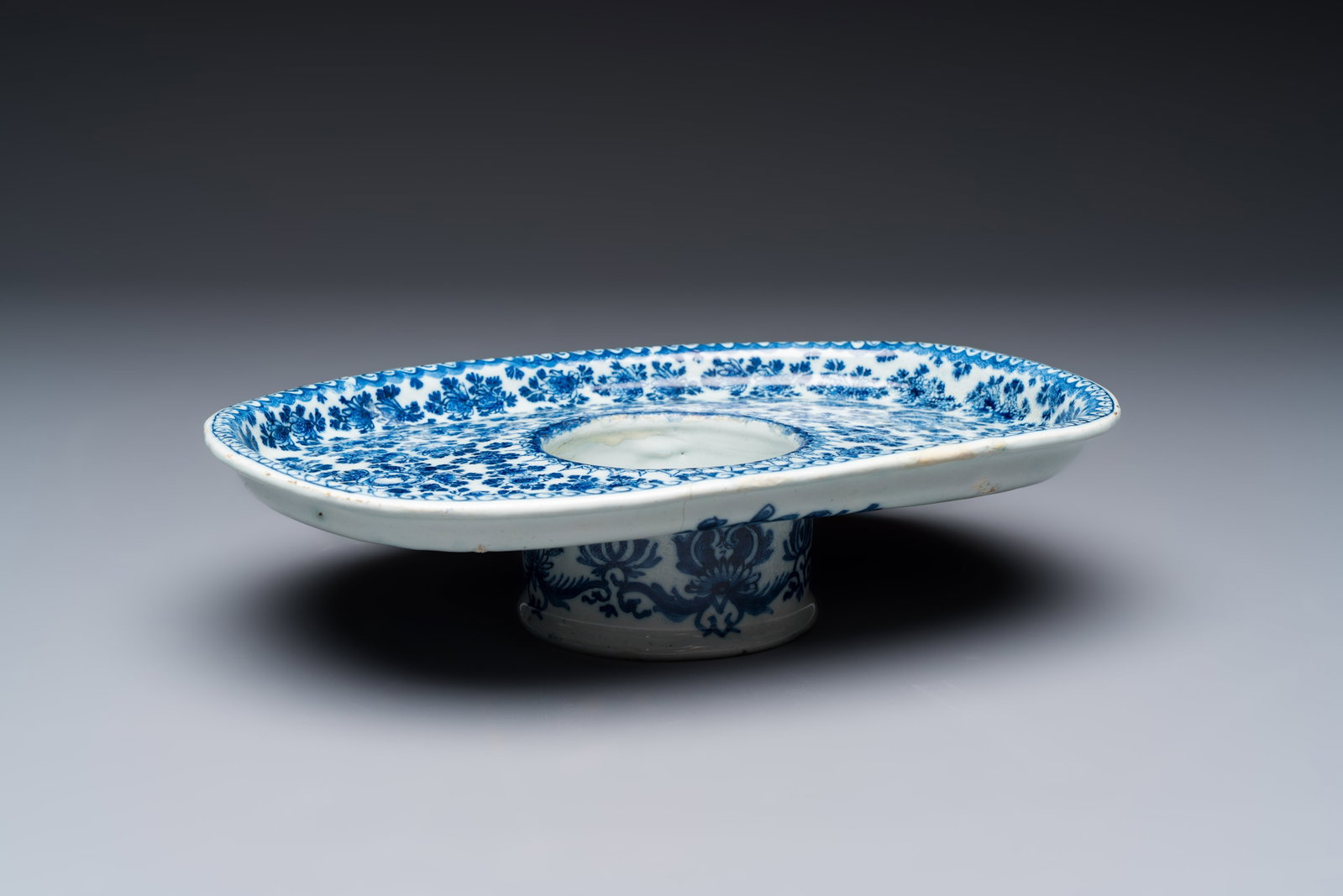 A blue and white Dutch Delft 'trembleuse' or cup stand, ca. 1700 (1 of 4)