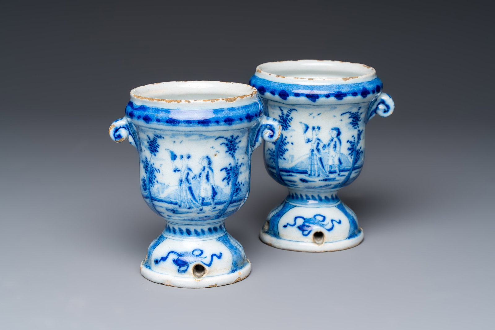 A pair of small blue and white Dutch Delft urn-shaped hyacinth vases, 18th C.: A pair of small blue and white Dutch Delft urn-shaped hyacinth vases, 18th C. H.: 10,3 cm Attributed to Jan Theunis Dextra, the 'De Grieksche A' workshop, 1757-1765. Provenance: - An American private 