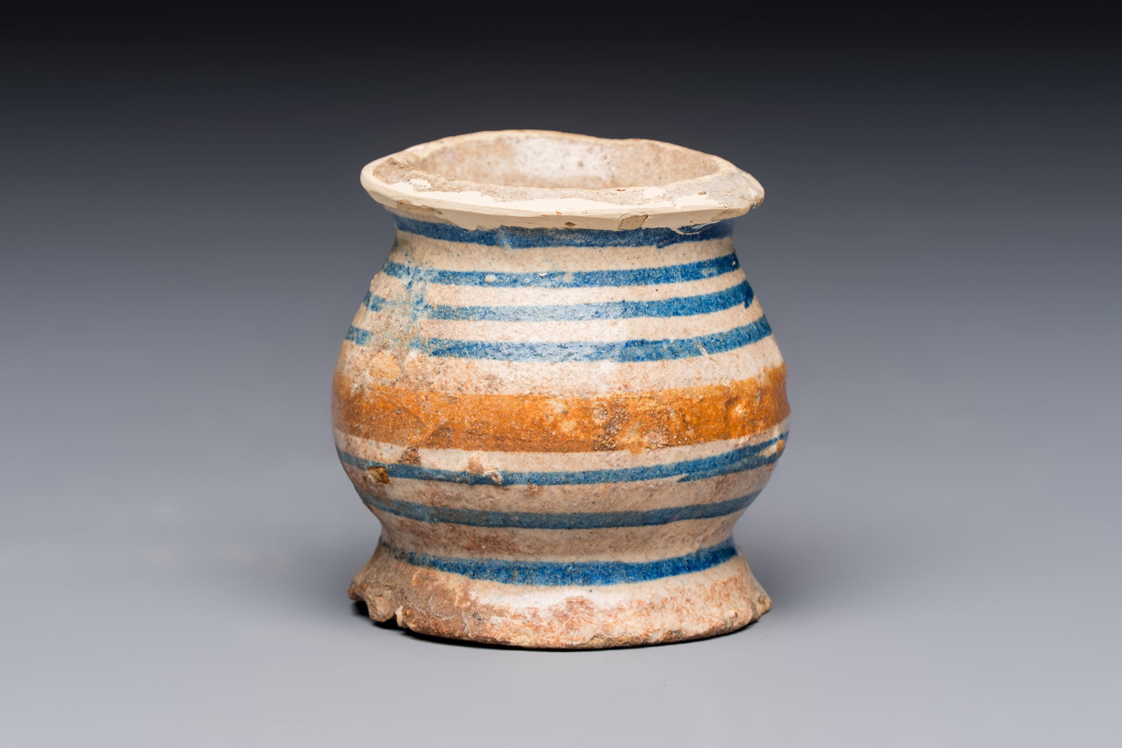 A small polychrome maiolica albarello-type ointment jar, Antwerp or Northern Netherlands, 16th C.: A small polychrome maiolica albarello-type ointment jar, Antwerp or Northern Netherlands, 16th C. H.: 5,5 cm