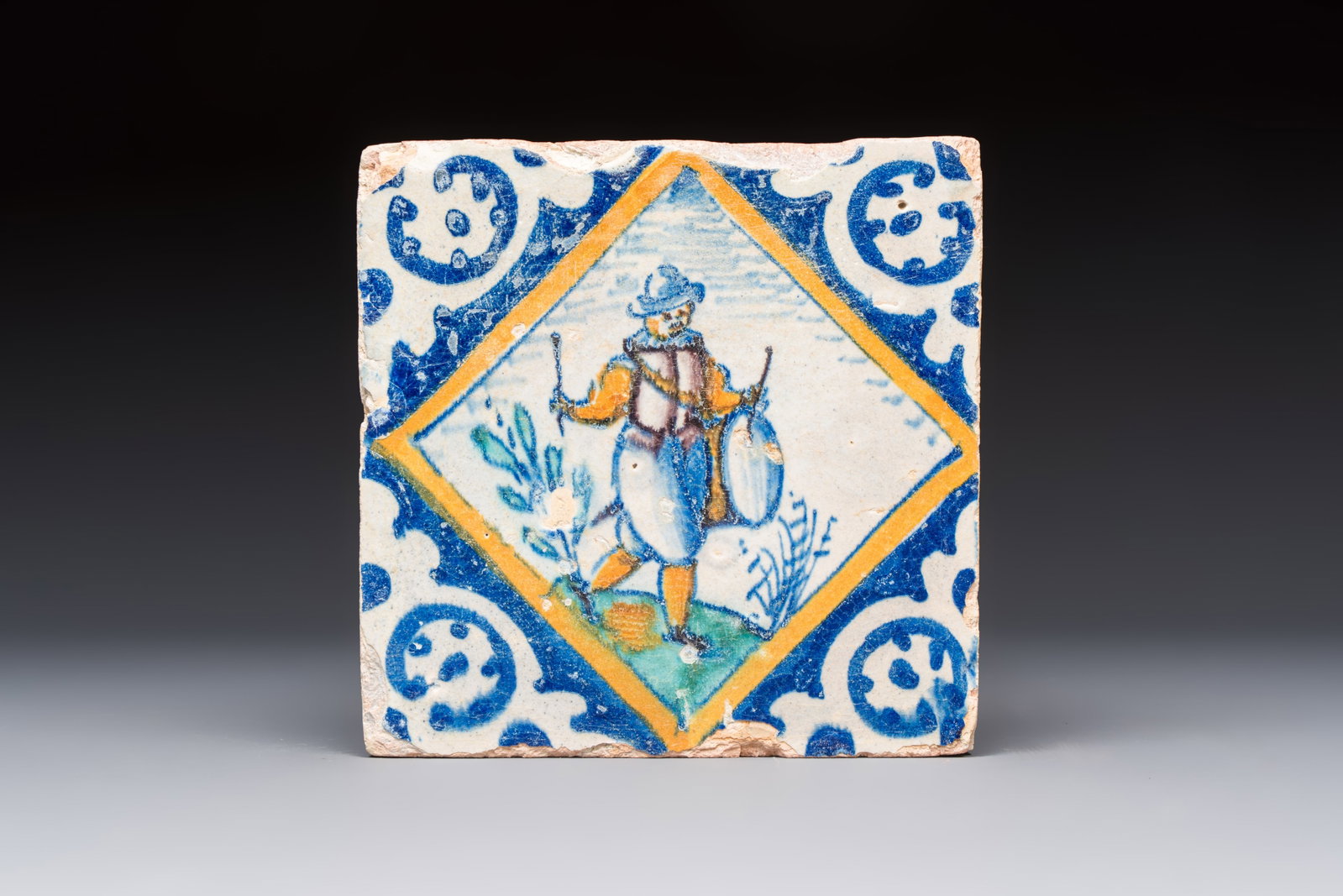A polychrome Dutch Delft maiolica 'Drummer' diamond tile, 16th C.: A polychrome Dutch Delft maiolica 'Drummer' diamond tile, 16th C. Dim.: ca. 13,5 x 13,5 x 1,5 cm