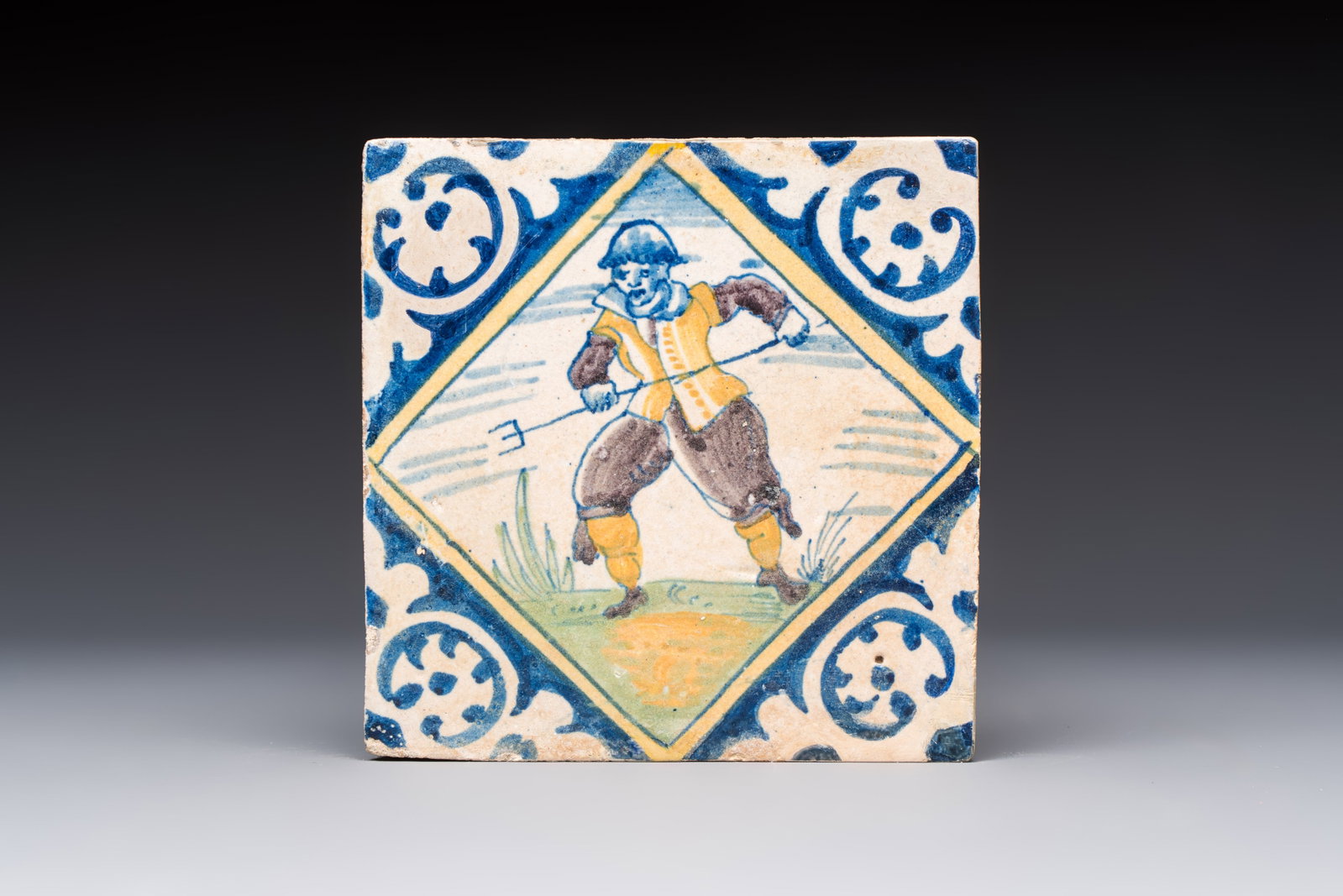 A polychrome Dutch Delft maiolica 'Soldier' diamond tile, 16th C.: A polychrome Dutch Delft maiolica 'Soldier' diamond tile, 16th C. Dim.: ca. 13,3 x 13,5 x 1,3 cm