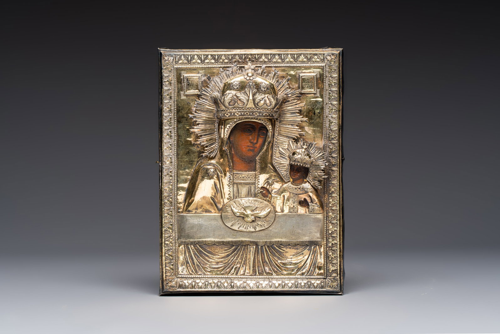A fine Russian 'Mother of God' icon with silver riza, the silver marked Moscow, dated 1817: A fine Russian 'Mother of God' icon with silver riza, the silver marked Moscow, dated 1817 Dim.: 20,7 x 27,9 x 3 cm Weight: 372 grams (the silver)