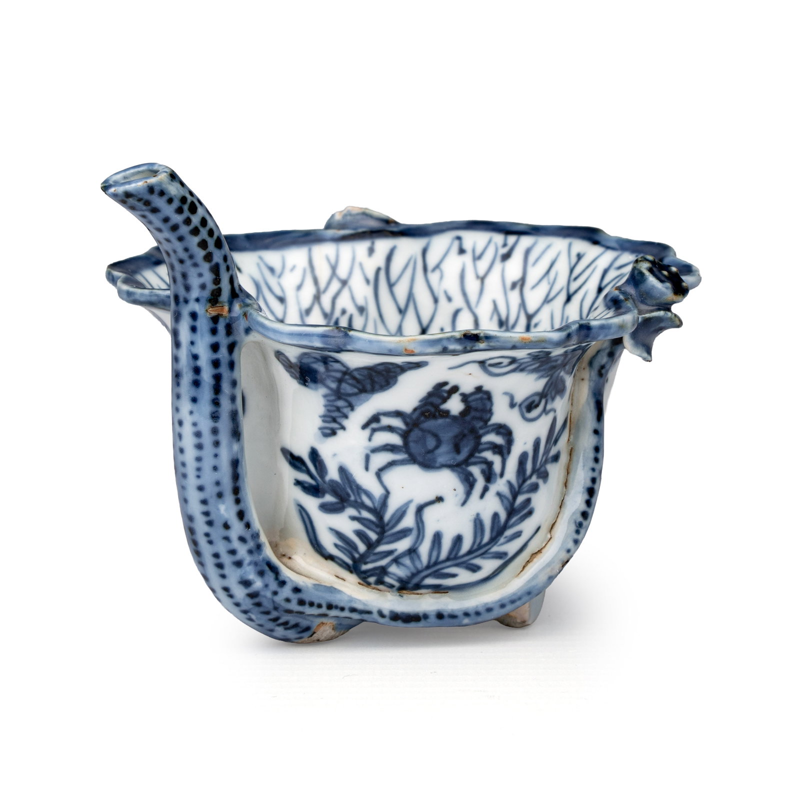 A Chinese blue and white lotus leaf-shape 'Aquatic Animals' straw cup, Wanli: A Chinese blue and white lotus leaf-shape 'Aquatic Animals' straw cup, Wanli Dim: 9,5 x 8,3 x 6 cm | Provenance: - Vanderven Oriental Art, 's Hertogenbosch. - The Mr. and Mrs. Baert - Devos Collection