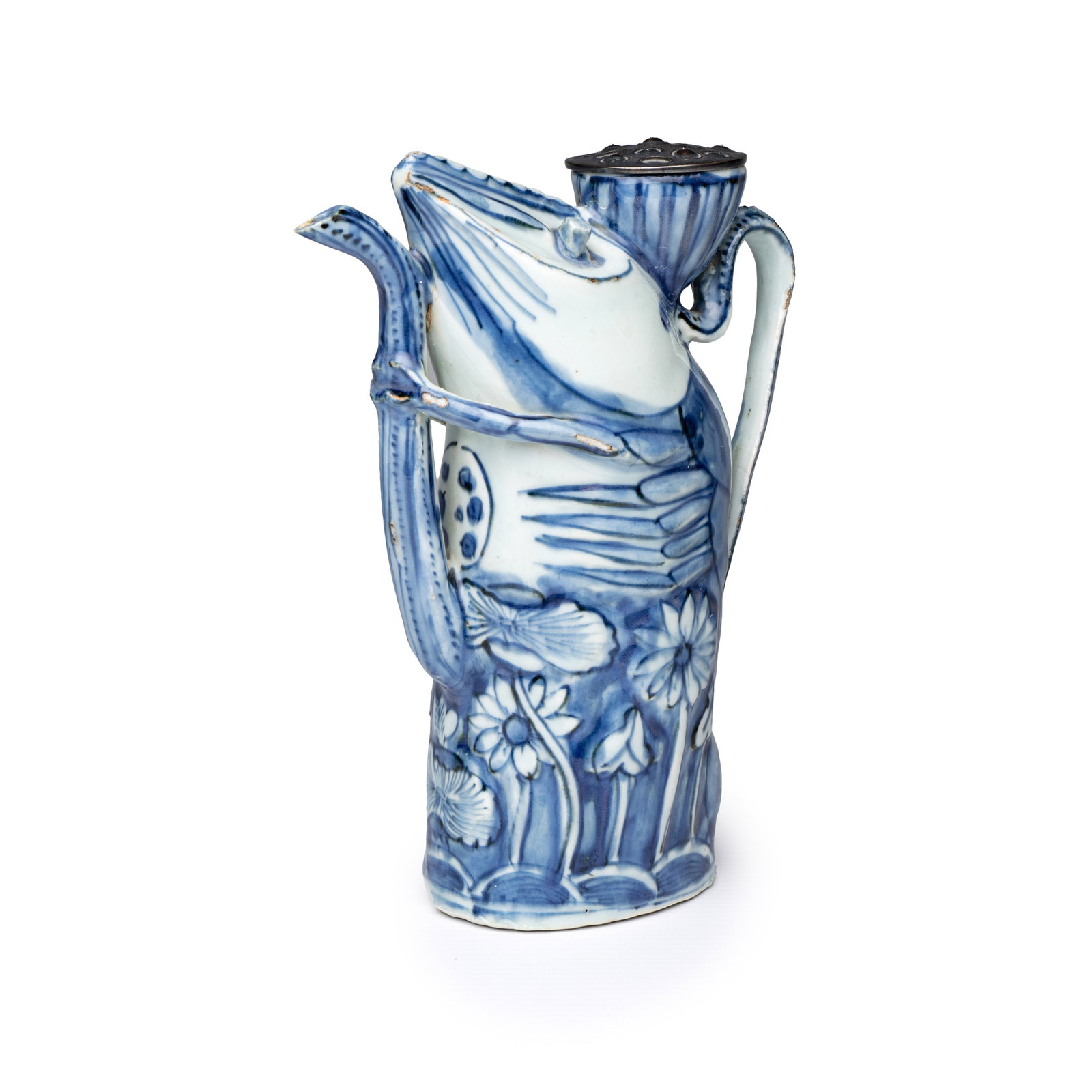A rare Chinese blue and white 'Crayfish' ewer with silver cover, Wanli/Tianqi: A rare Chinese blue and white 'Crayfish' ewer with silver cover, Wanli/Tianqi L.: 15,6 cm - H.: 19,9 cm | incl. cover Provenance: - S. Marchant and Son, London. - Vanderven Oriental Art, 's Hertogenbo