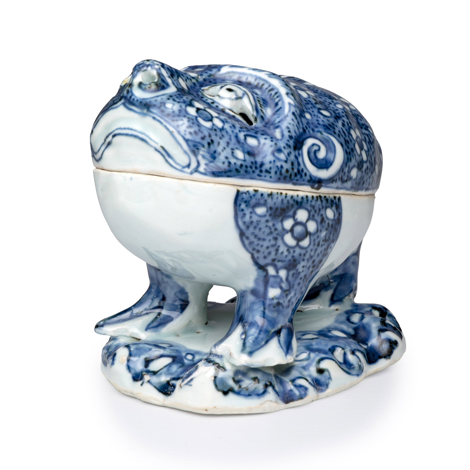 A rare Chinese blue and white ko-sometsuke 'Three-legged Toad' incense burner and cover, Ming, ca.: A rare Chinese blue and white ko-sometsuke 'Three-legged Toad' incense burner and cover, Ming, ca. 1620-1630 Dim: 12,6 x 10,1 x 13,4 cm Provenance: - Robert McPherson Antiques, Cambridge, stock no. 23