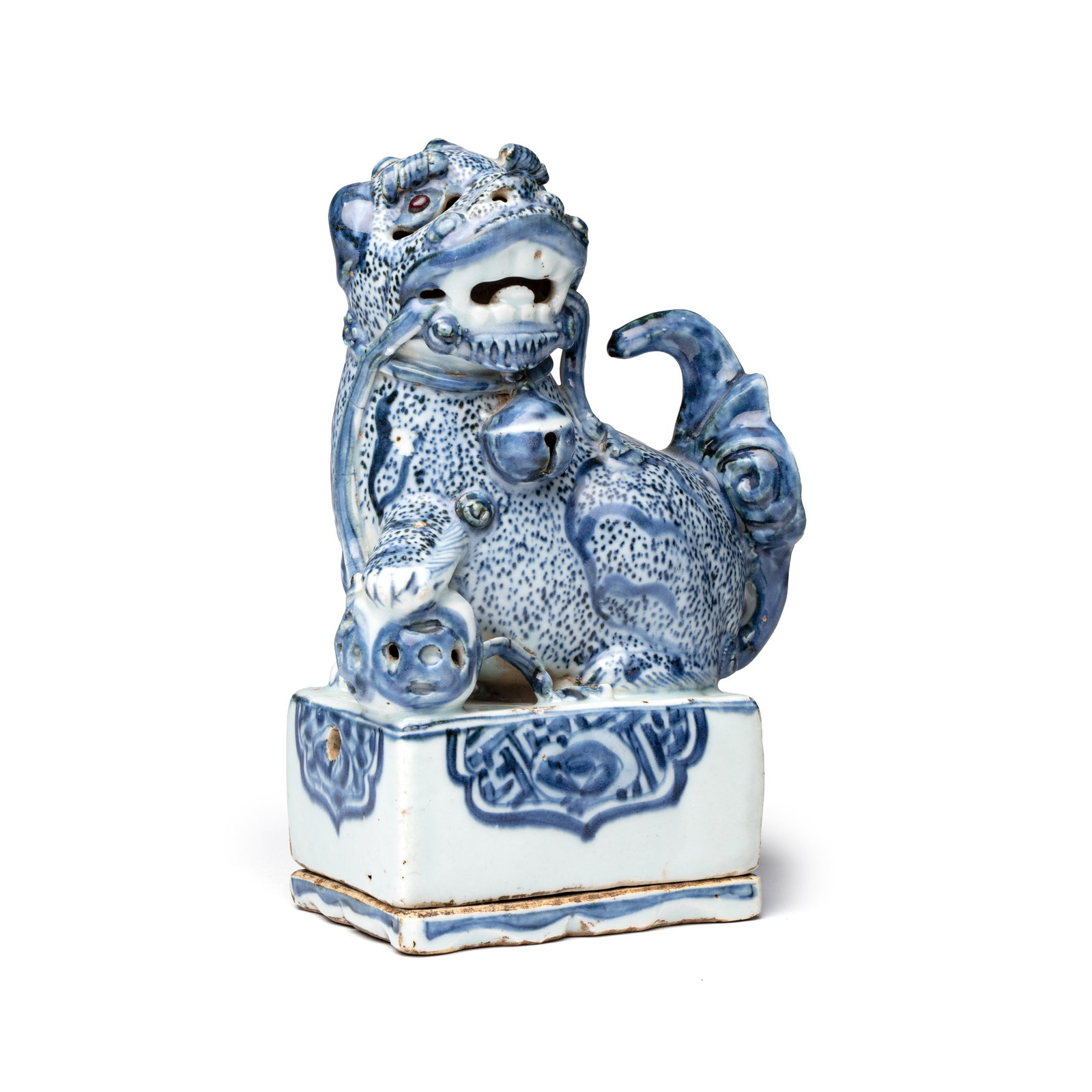 A Chinese blue and white ko-sometsuke speckled buddhist lion-form two-piece incense burner,: A Chinese blue and white ko-sometsuke speckled buddhist lion-form two-piece incense burner, Wanli/Tianqi, ca. 1620 Dim: 15,6 x 9 x 22,9 cm | incl. base Provenance: - A Japanese private collection. - M