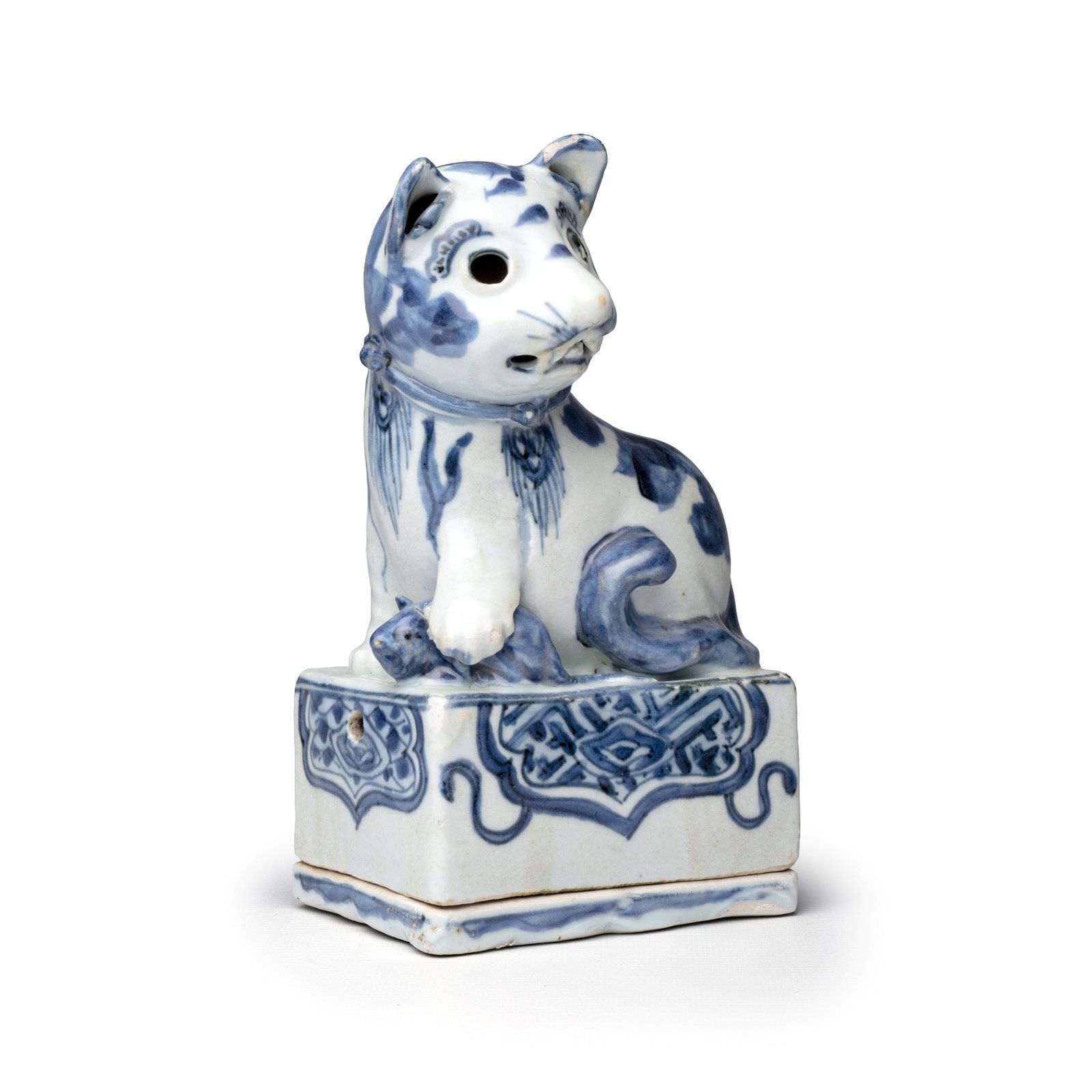 An extremely rare Chinese blue and white ko-sometsuke cat-form two-piece incense burner,: An extremely rare Chinese blue and white ko-sometsuke cat-form two-piece incense burner, Wanli/Tianqi, ca. 1620 Dim: 12 x 9,7 x 21 cm | incl. base Provenance: - A Japanese private collection. - S. Mar