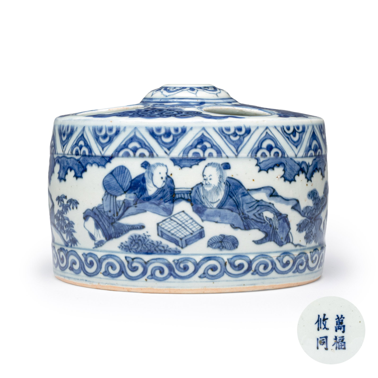 A Chinese blue and white circular 'Scholars' brush and ink stand, Wan Fu You Tong mark,: A Chinese blue and white circular 'Scholars' brush and ink stand, Wan Fu You Tong mark, Jiajing/Longqing Dia.: 12,3 cm - H.: 8,9 cm Provenance: - The Dr. Carew-Shaw Collection. - S. Marchant and Son, 