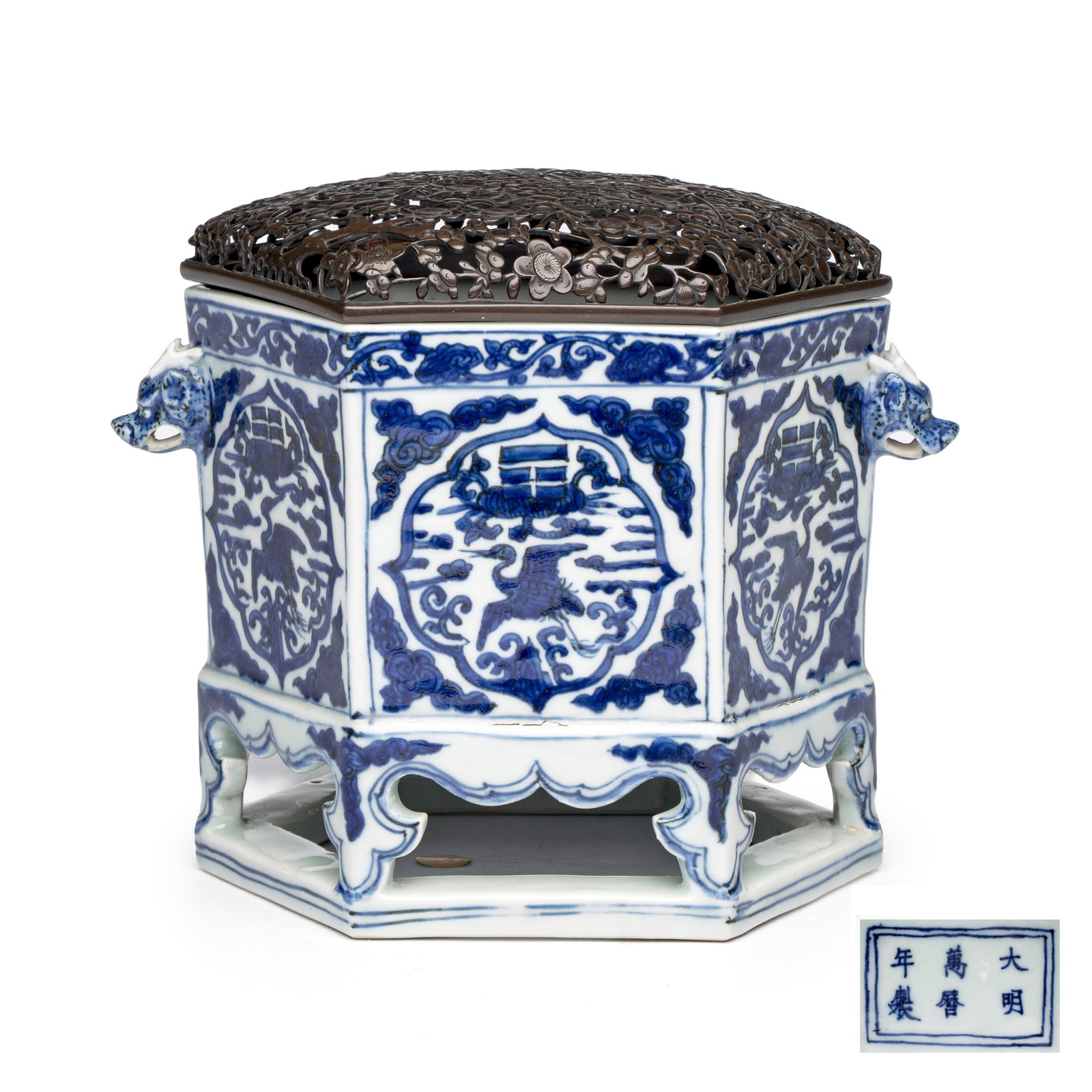 A Chinese blue and white hexagonal censer, Wanli mark and of the period: A Chinese blue and white hexagonal censer, Wanli mark and of the period L.: 19,6 cm - H.: 13,7 cm | Excl. Covers L.: 19,6 cm - H.: 16,5 cm | Incl. metal cover Provenance: - S. Marchant and Son, London