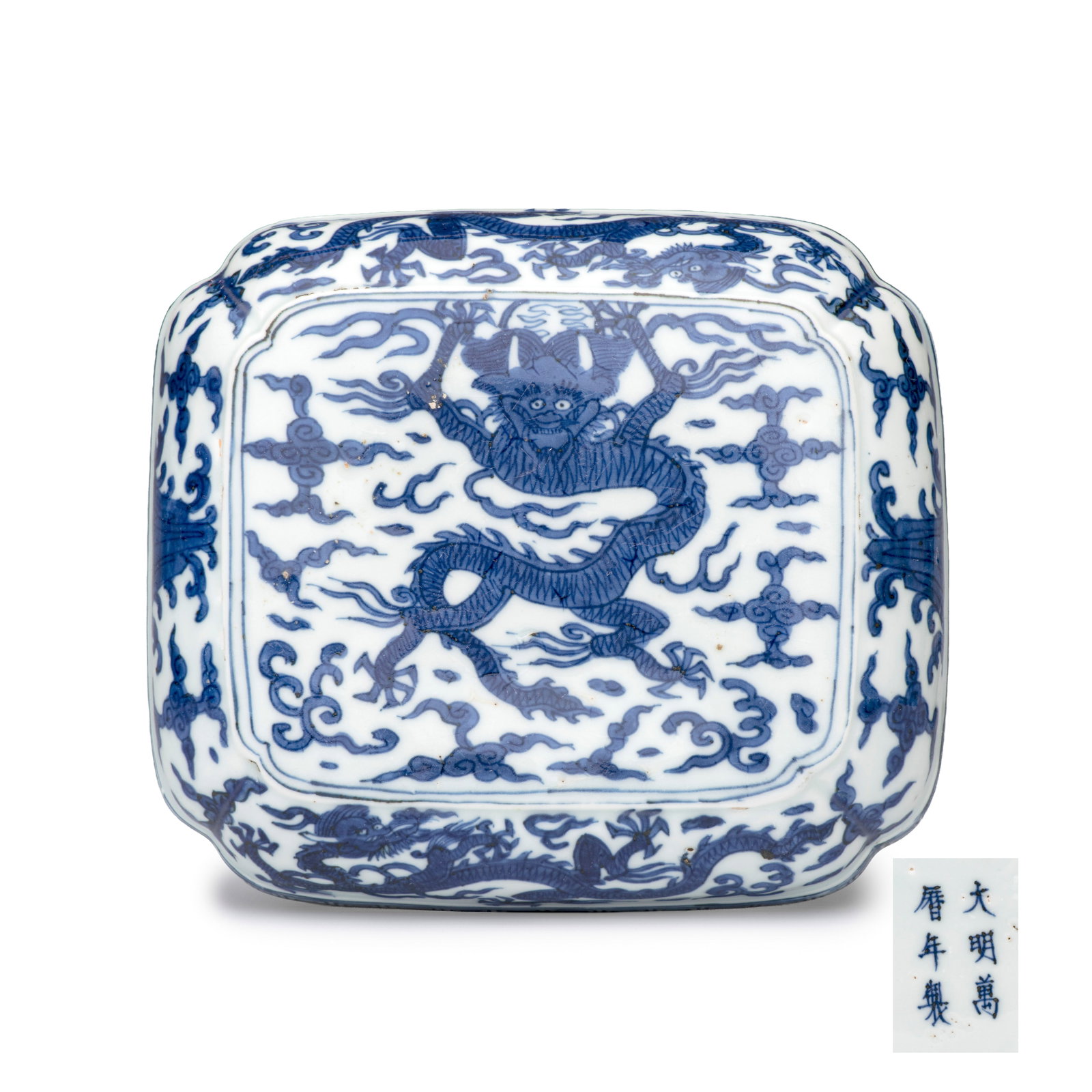 A Chinese blue and white quatrefoil 'Dragon' box and cover, Wanli mark and of the period: A Chinese blue and white quatrefoil 'Dragon' box and cover, Wanli mark and of the period Dim: 15,1 x 13 x 8 cm Provenance: - The Dr. Carew-Shaw Collection. - S. Marchant and Son, London. - The Drs. A.