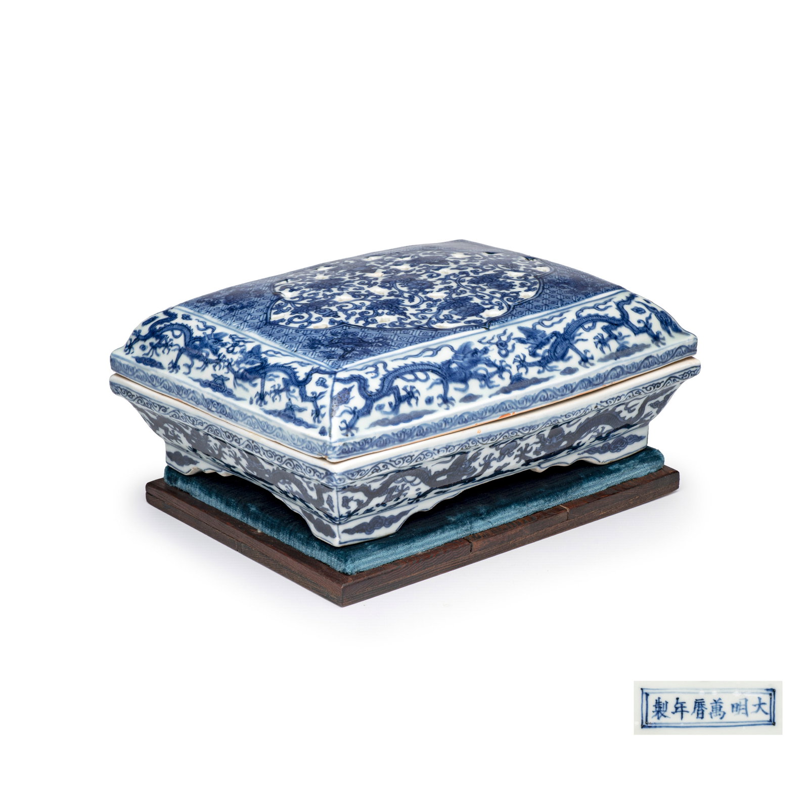 A Chinese blue and white openwork rectangular box and cover, Wanli mark and of the period (1 of 14)