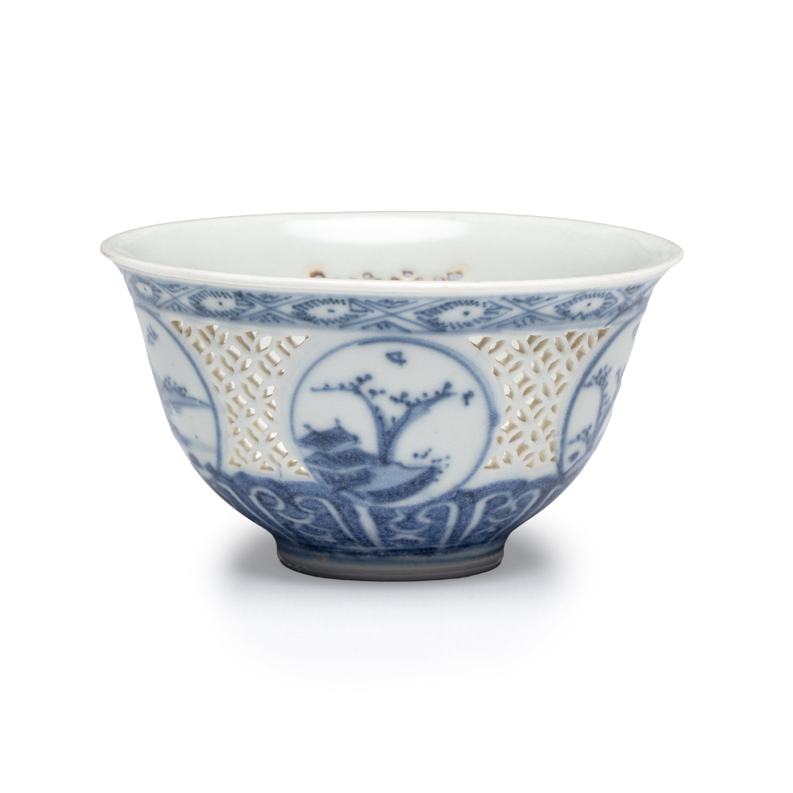 A Chinese blue and white reticulated 'Linglong' cup, Hatcher Cargo, Transitional period: A Chinese blue and white reticulated 'Linglong' cup, Hatcher Cargo, Transitional period Dia.: 9 cm - H.: 5 cm Provenance: - Christie's Amsterdam, 14 March 1984, 'Fine And Important Late Ming And Trans