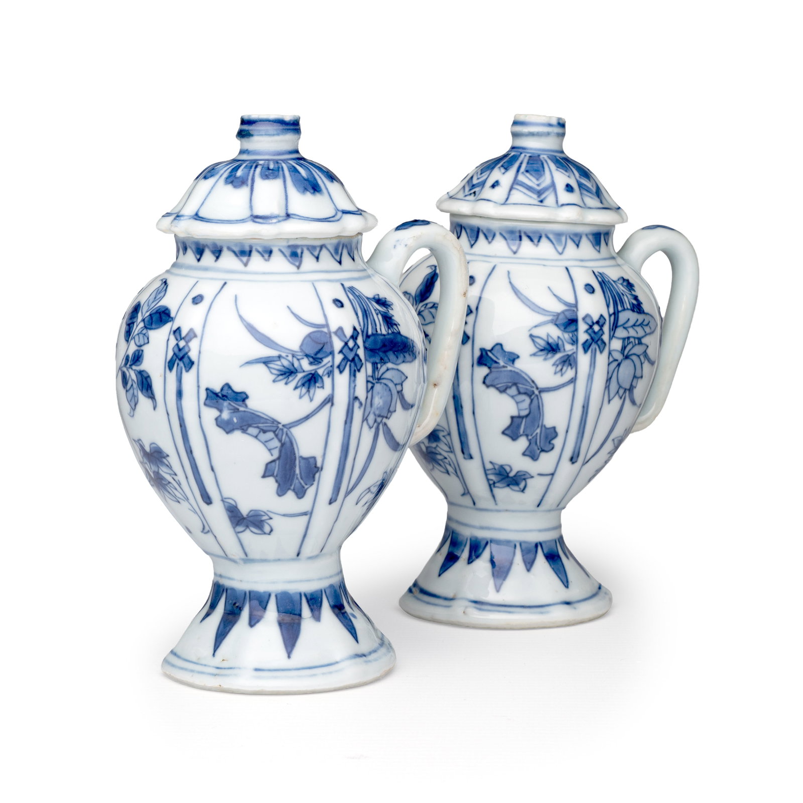 A pair of Chinese blue and white covered mustard pots with floral design, Transitional period (1 of 18)
