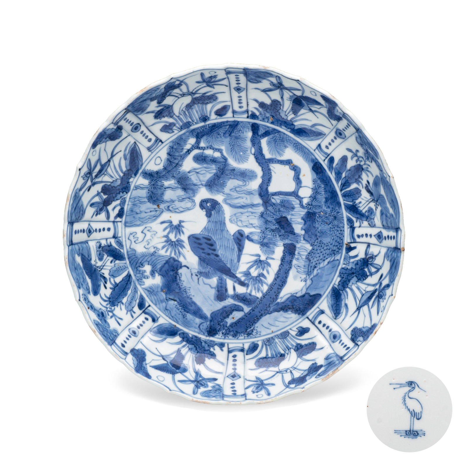 An extremely rare Chinese blue and white 'Eagle' plate, Egret mark, Wanli: An extremely rare Chinese blue and white 'Eagle' plate, Egret mark, Wanli Dia.: 20,1 cm Provenance: - A Dutch private collection. - Feng-Chun Ma, Chinese and Japanase Art Consultancy, The Netherlands.