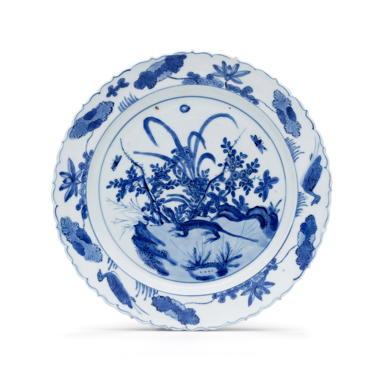 A Chinese blue and white 'Lizard' plate, Wanli: A Chinese blue and white 'Lizard' plate, Wanli Dia.: 20,3 cm Provenance: - The Holzapfel Collection, with their label to the reverse. - The Mr. and Mrs. Baert-Devos Collection, Belgium. Exhibited: - I