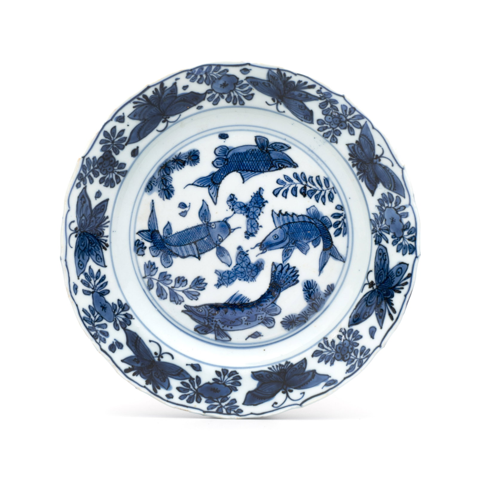 A Chinese blue and white 'Fish and Butterflies' plate, Wanli: A Chinese blue and white 'Fish and Butterflies' plate, Wanli Dia.: 21,6 cm - H.: 3 cm Provenance: - Rob Michiels Auctions, Bruges, 28 October 2010, lot 1168. (sold EUR 2.340,00) - The Mr. and Mrs. Bae