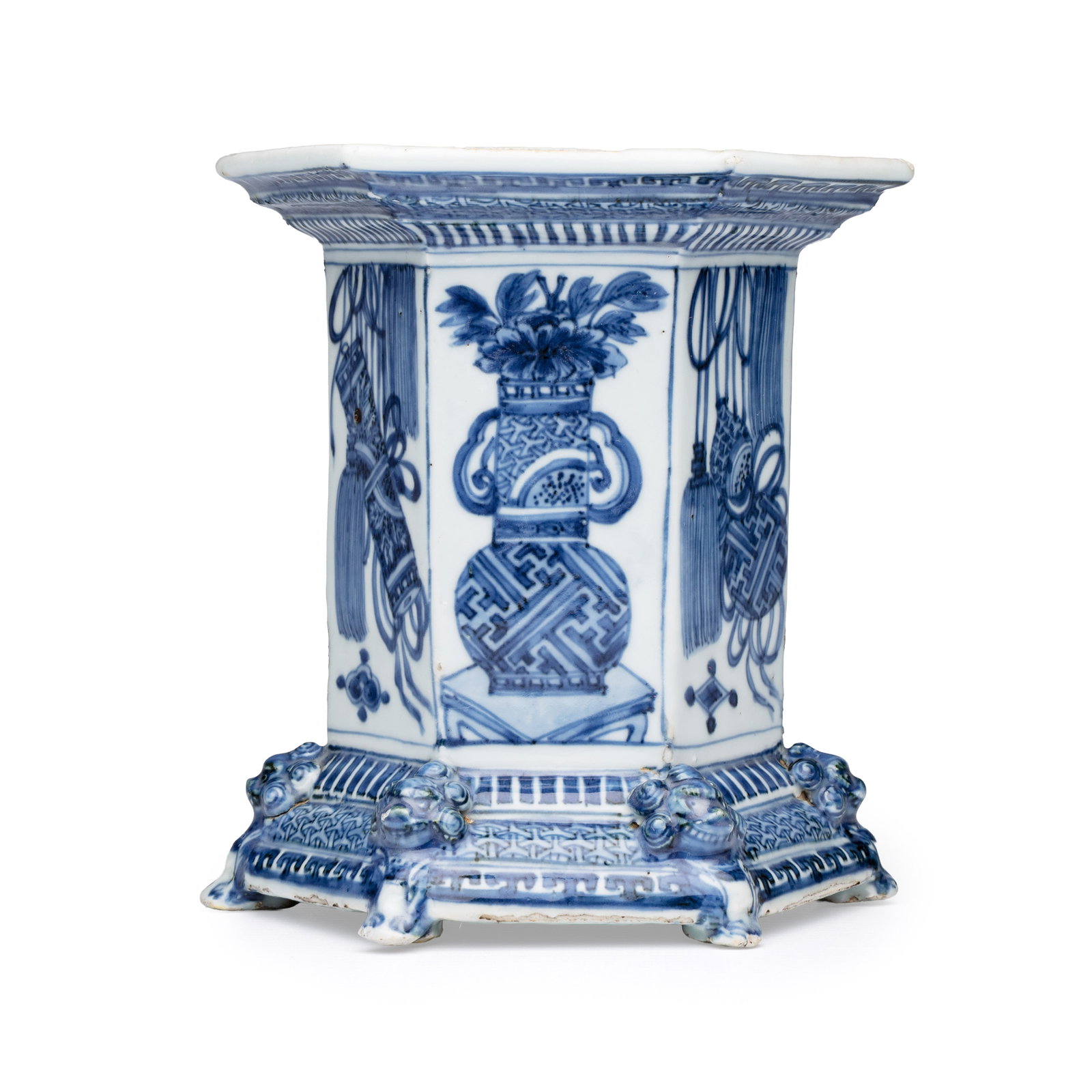An extremely rare Chinese blue and white hexagonal salt cellar, Wanli: An extremely rare Chinese blue and white hexagonal salt cellar, Wanli Dim: 13,7 x 12,2 x 14,8 cm Provenance: - Jorge Welsh Works of Art, Lisbon/London, with their label to the base. - The Mr. and Mrs.