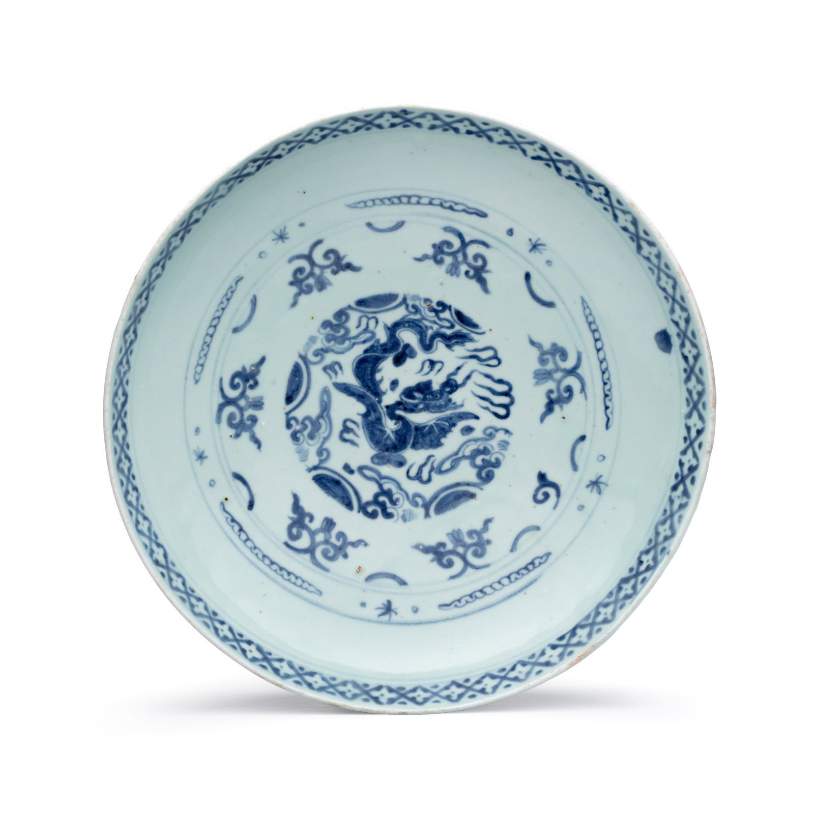 An extremely rare Chinese blue and white 'First Order' armorial dish with a yinglong, Zhengde: An extremely rare Chinese blue and white 'First Order' armorial dish with a yinglong, Zhengde Dia.: 30,7 cm Provenance: - Jorge Welsh Works of Art, Lisbon/London, with their labels to the reverse. - T
