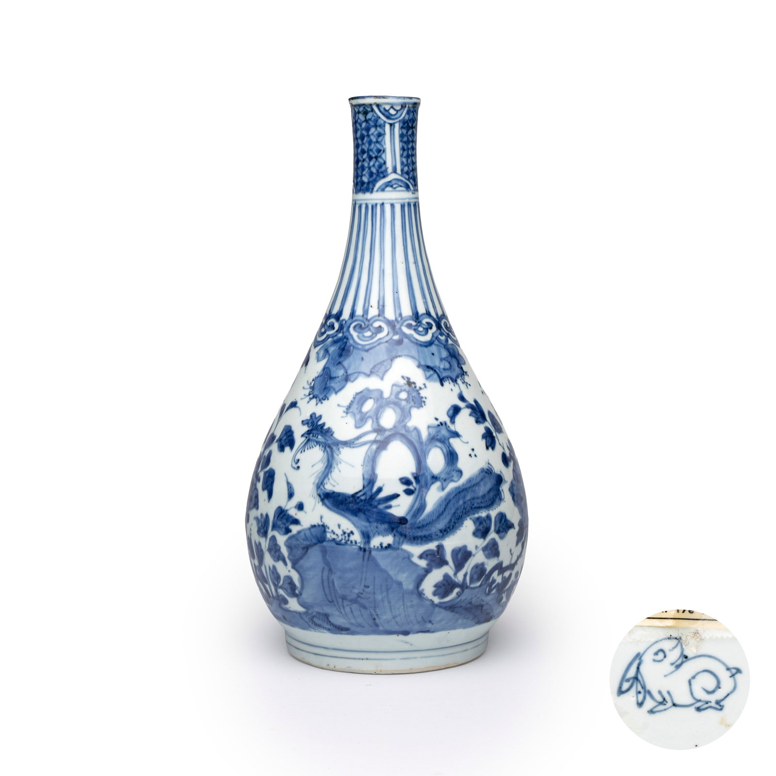A fine Chinese blue and white pear-shaped 'Phoenix' vase, hare mark, Wanli: A fine Chinese blue and white pear-shaped 'Phoenix' vase, hare mark, Wanli H.: 31 cm Provenance: - Rob Michiels Auctions, Bruges, 28 April 2018, lot 341. (sold EUR 8.450,00) - The Mr. and Mrs. Baert-D