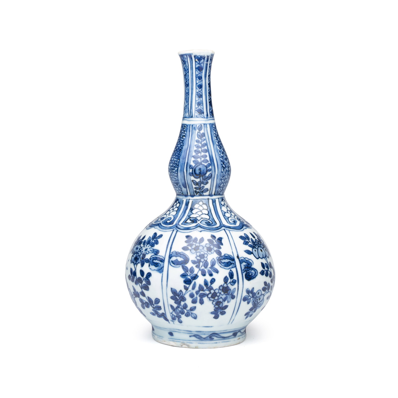 A Chinese blue and white double gourd vase with floral design, Wanli (1 of 9)