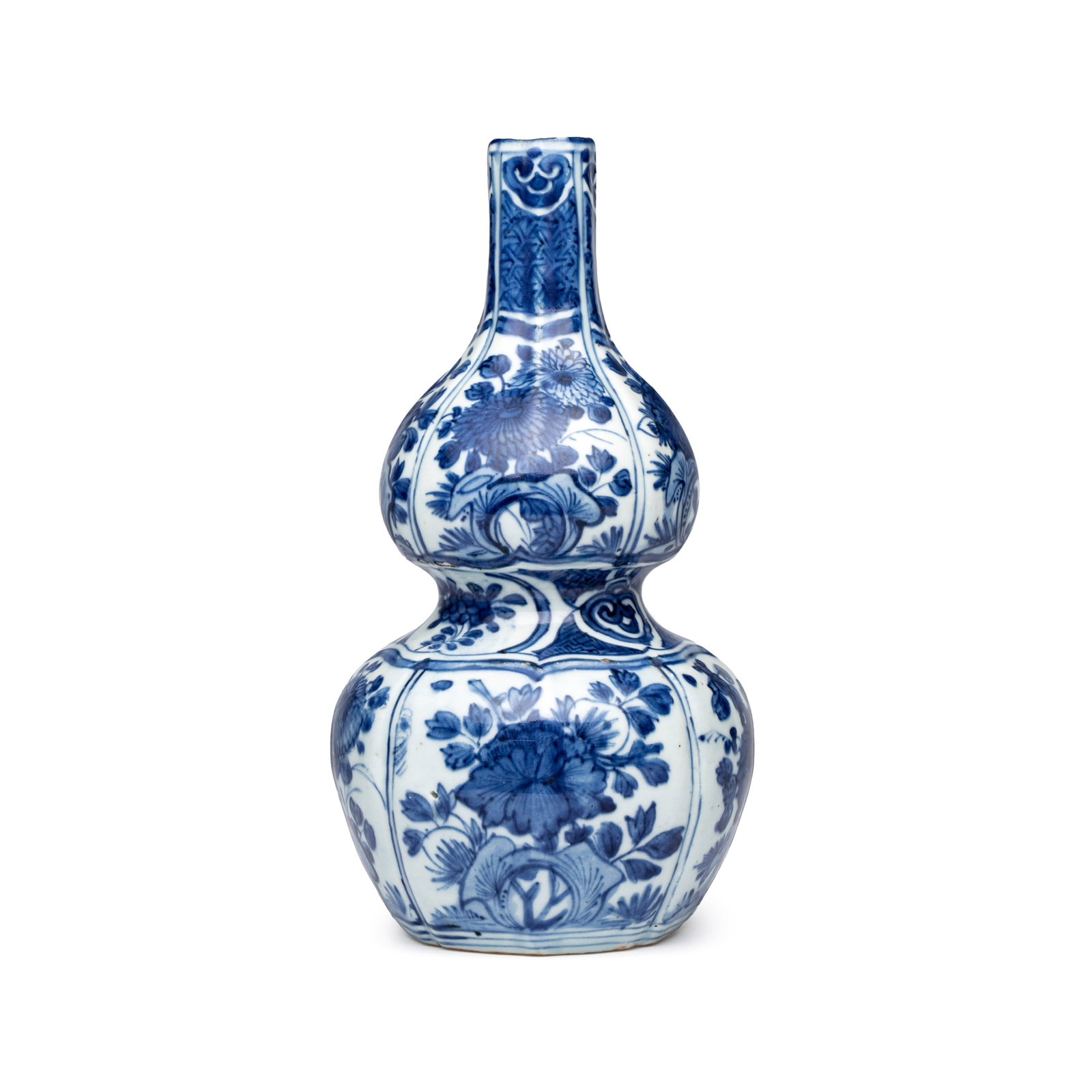 A Chinese blue and white double gourd vase with floral design, Wanli (1 of 8)