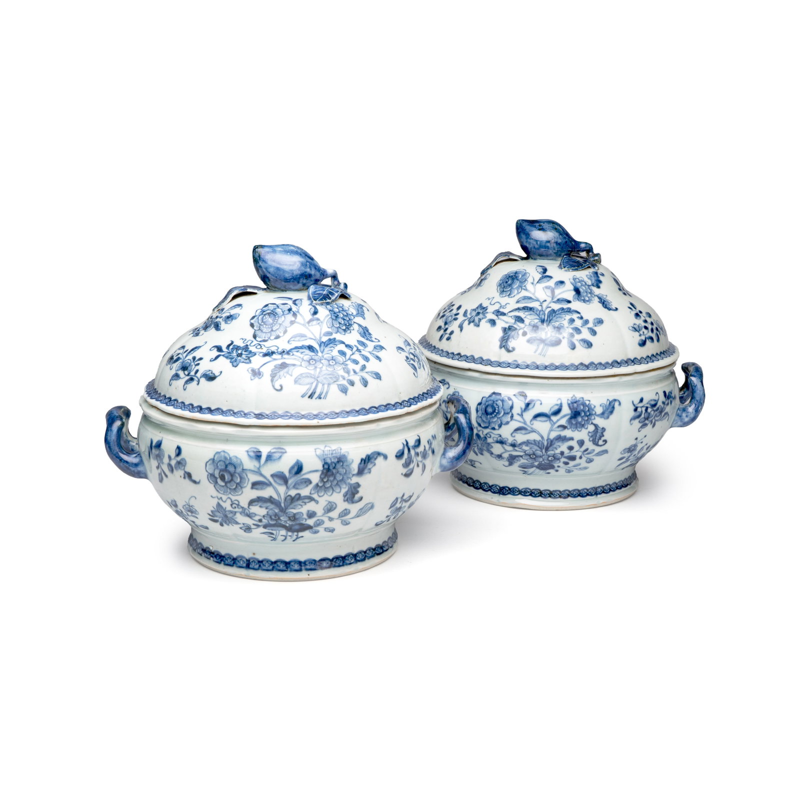 A pair of Chinese blue and white covered tureens with floral design, Qianlong (1 of 17)