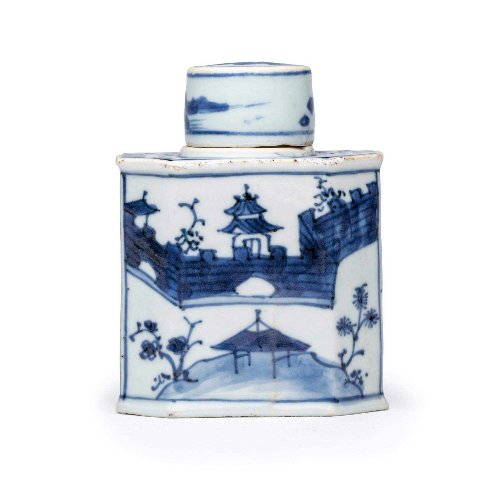 A Chinese blue and white tea caddy and cover, Kangxi/Yongzheng: A Chinese blue and white tea caddy and cover, Kangxi/Yongzheng Dim: 8,5 x 5,6 x 11,1 cm | Incl. cover Provenance: The Mr. and Mrs. Baert-Devos Collection, Belgium.