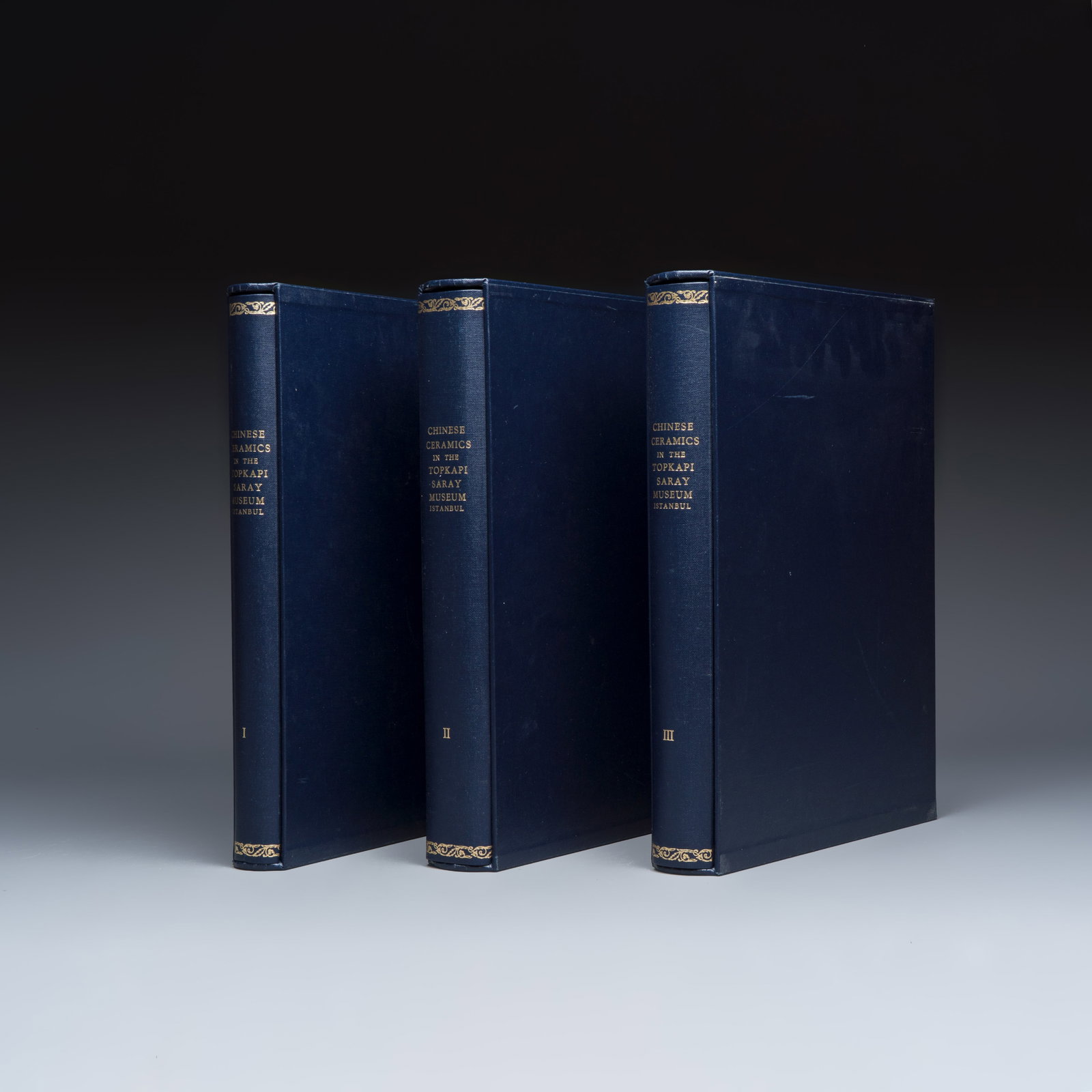 Regina Krahl, John Ayers: Chinese Ceramics in the Topkapi Saray Museum, Istanbul: A Complete: Regina Krahl, John Ayers: Chinese Ceramics in the Topkapi Saray Museum, Istanbul: A Complete Catalogue, 3 volumes, 1986 Provenance: The Mr. and Mrs. Baert-Devos Collection, Belgium. Regina Krahl and J
