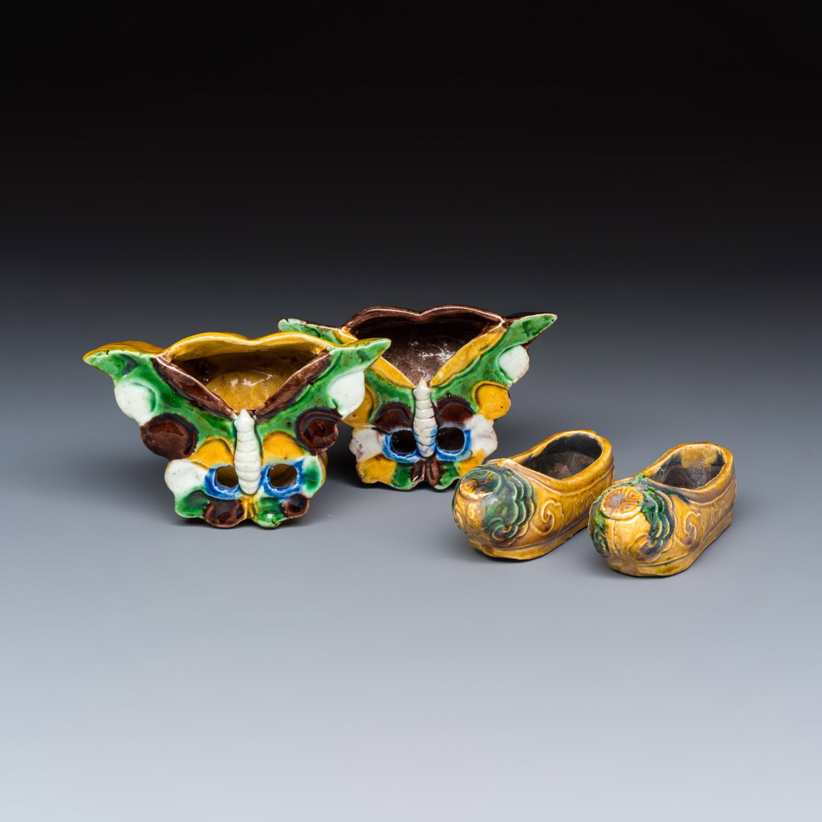 A pair of Chinese famille verte sancai biscuit 'Butterfly' water pots and a pair of shoes, 19th C. (1 of 13)