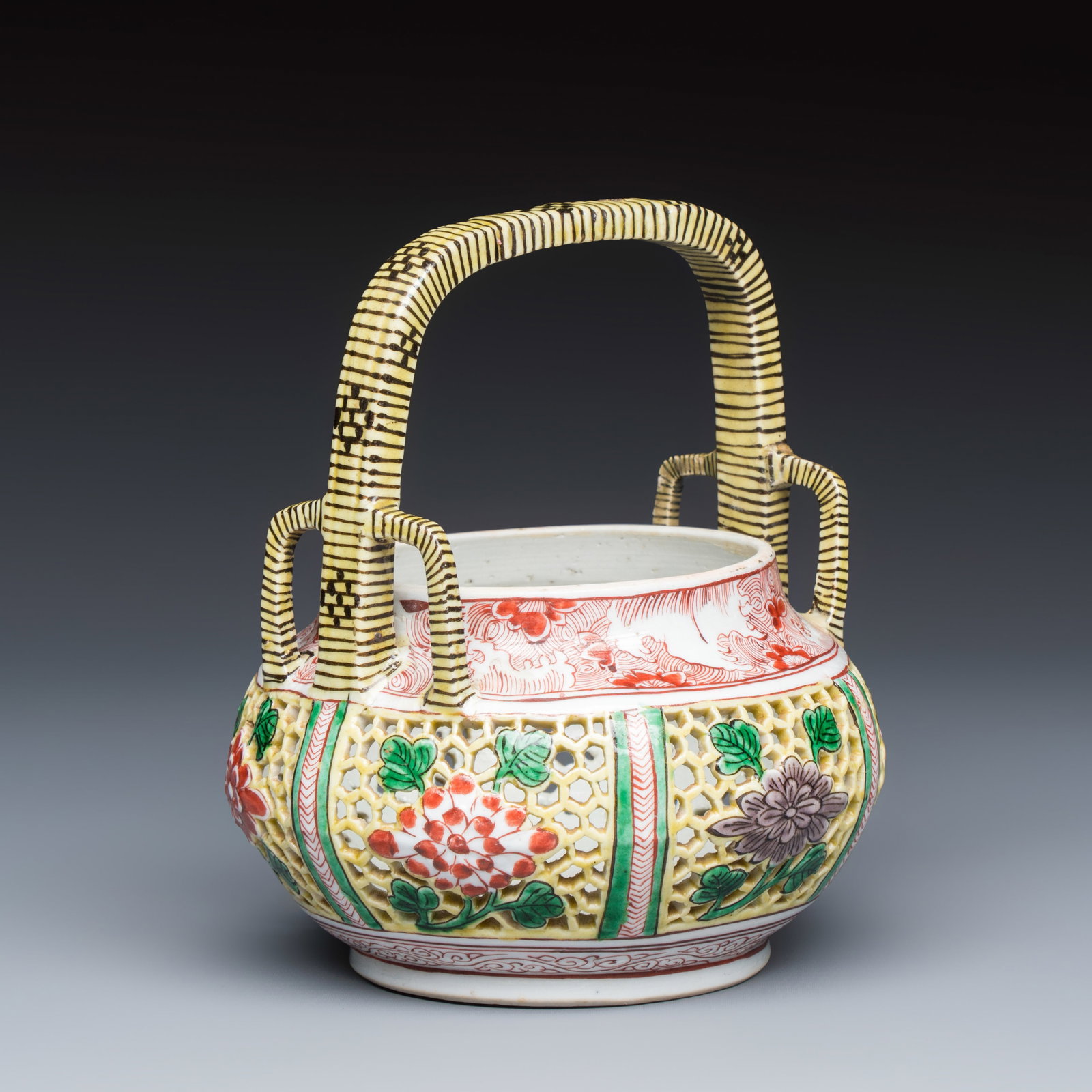 A rare Chinese verte biscuit reticulated basket, Kangxi: A rare Chinese verte biscuit reticulated basket, Kangxi Dia.: 11 cm - H.: 13,1 cm