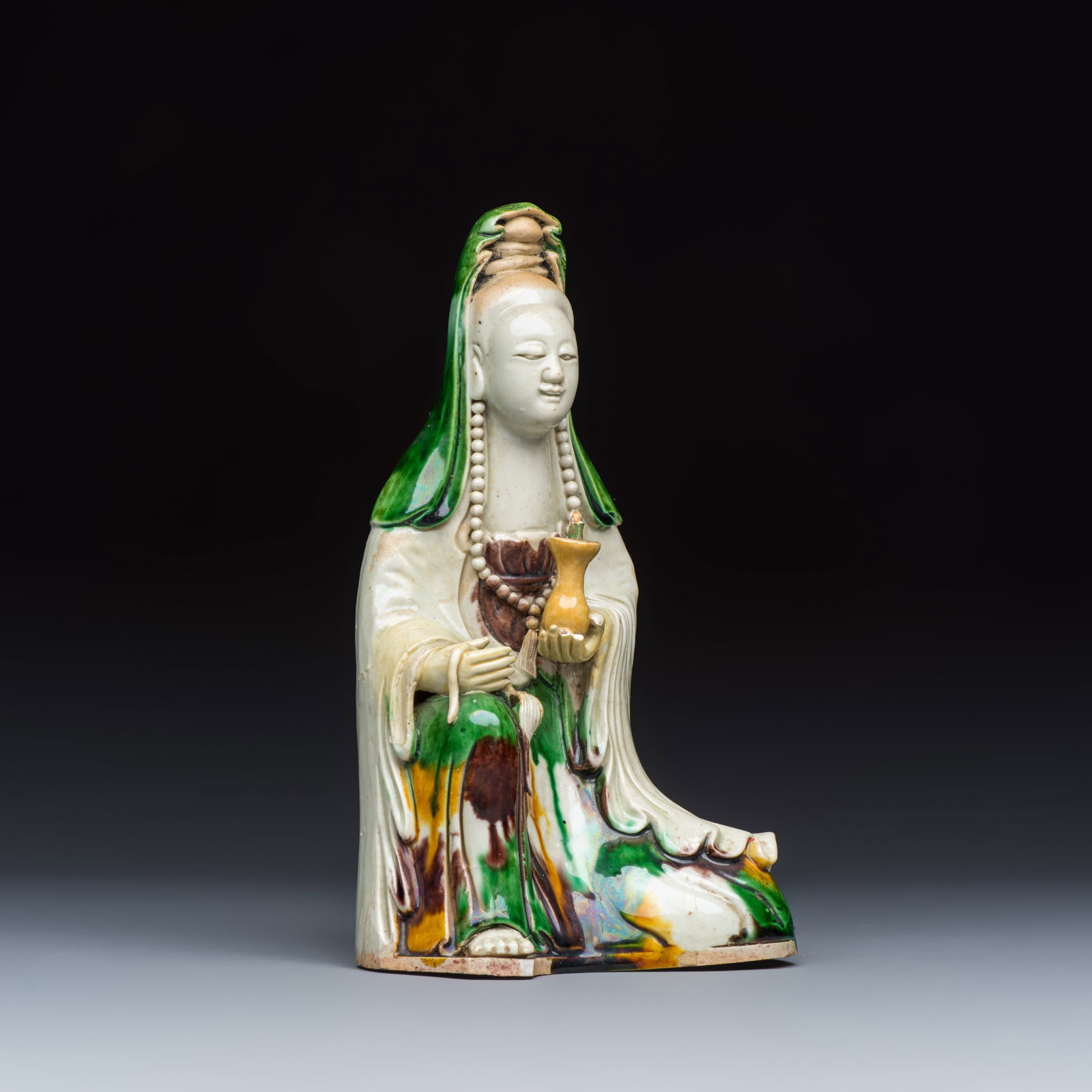A Chinese famille verte sancai biscuit model of Guanyin, Kangxi: A Chinese famille verte sancai biscuit model of Guanyin, Kangxi H.: 18,5 cm