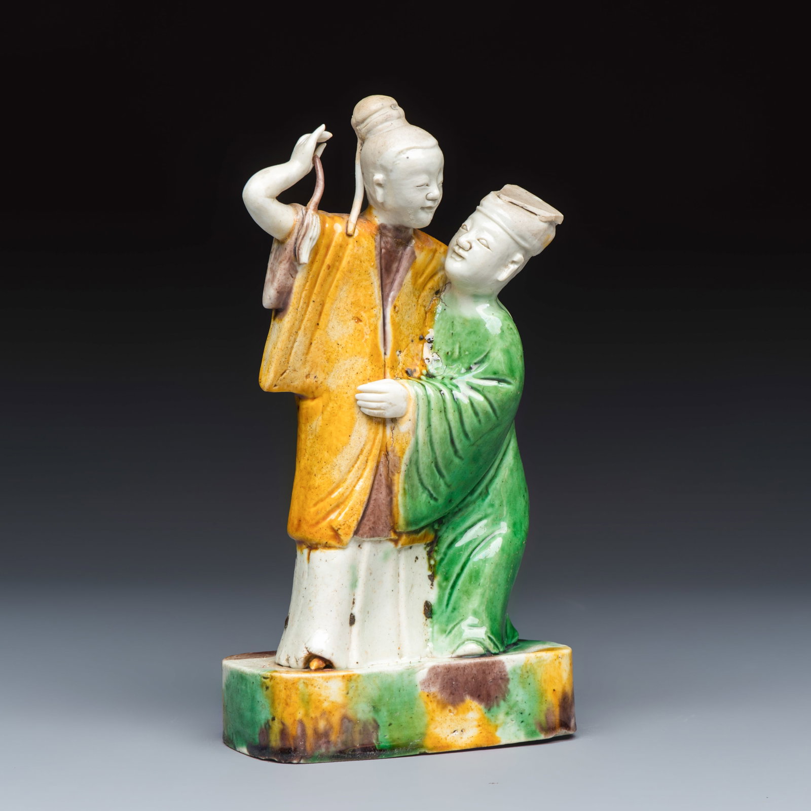A Chinese famille verte sancai biscuit group of a man embracing a lady, Kangxi/Yongzheng: A Chinese famille verte sancai biscuit group of a man embracing a lady, Kangxi/Yongzheng H.: 17,1 cm