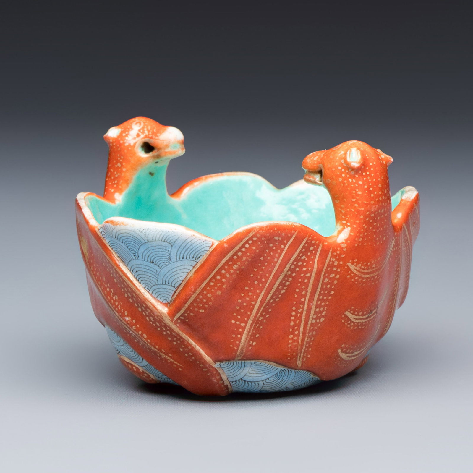 A Chinese famille rose 'Double Bats' cup, Qianlong/Jiaqing: A Chinese famille rose 'Double Bats' cup, Qianlong/Jiaqing Dim: 8,3 x 7,3 x 5,3 cm